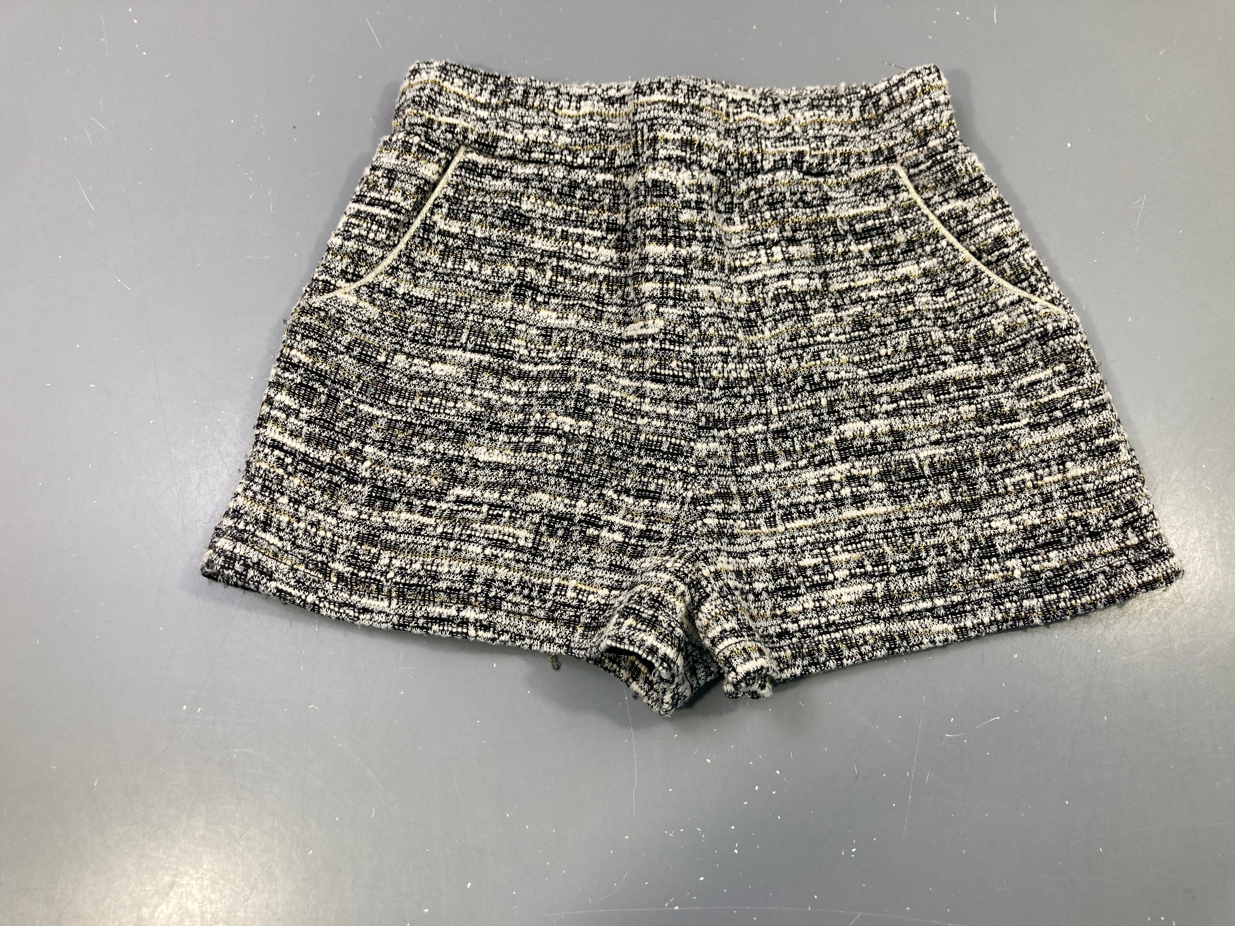 Short tweed noir, blanc et doré