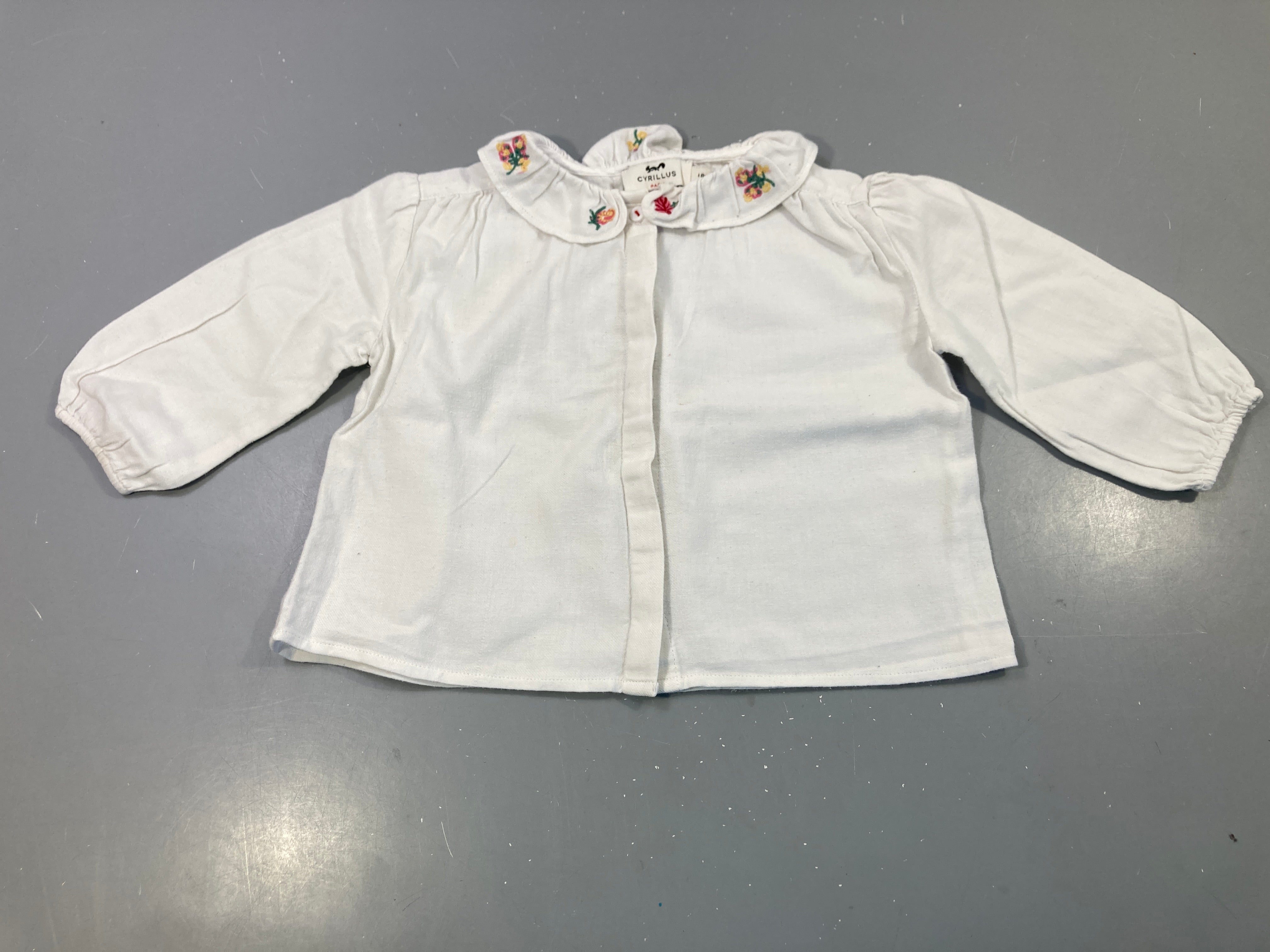 Blouse m.l blanche, col brodé fleurs, légèrement bouloché