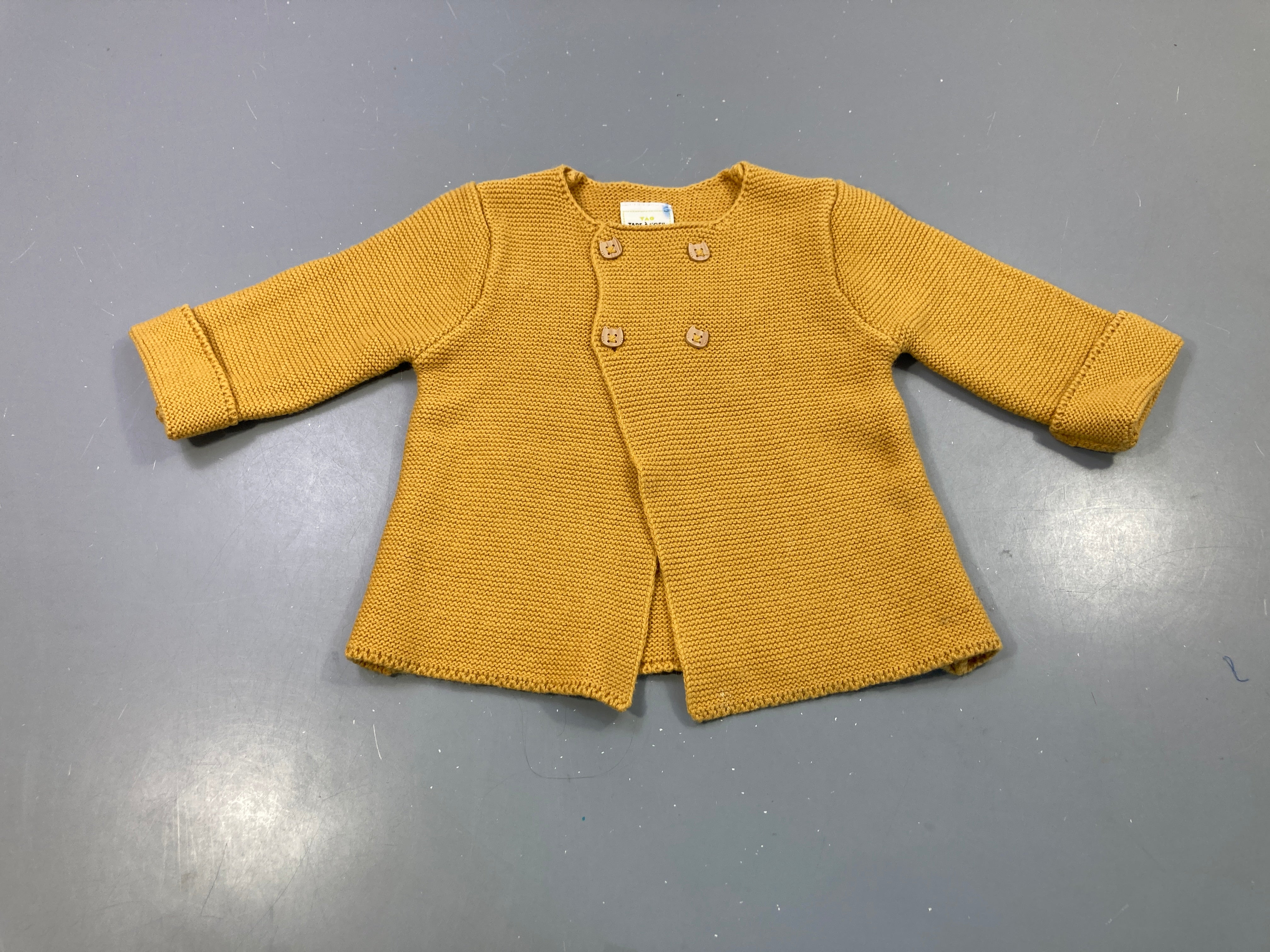 Gilet tricot moutarde boutons bois