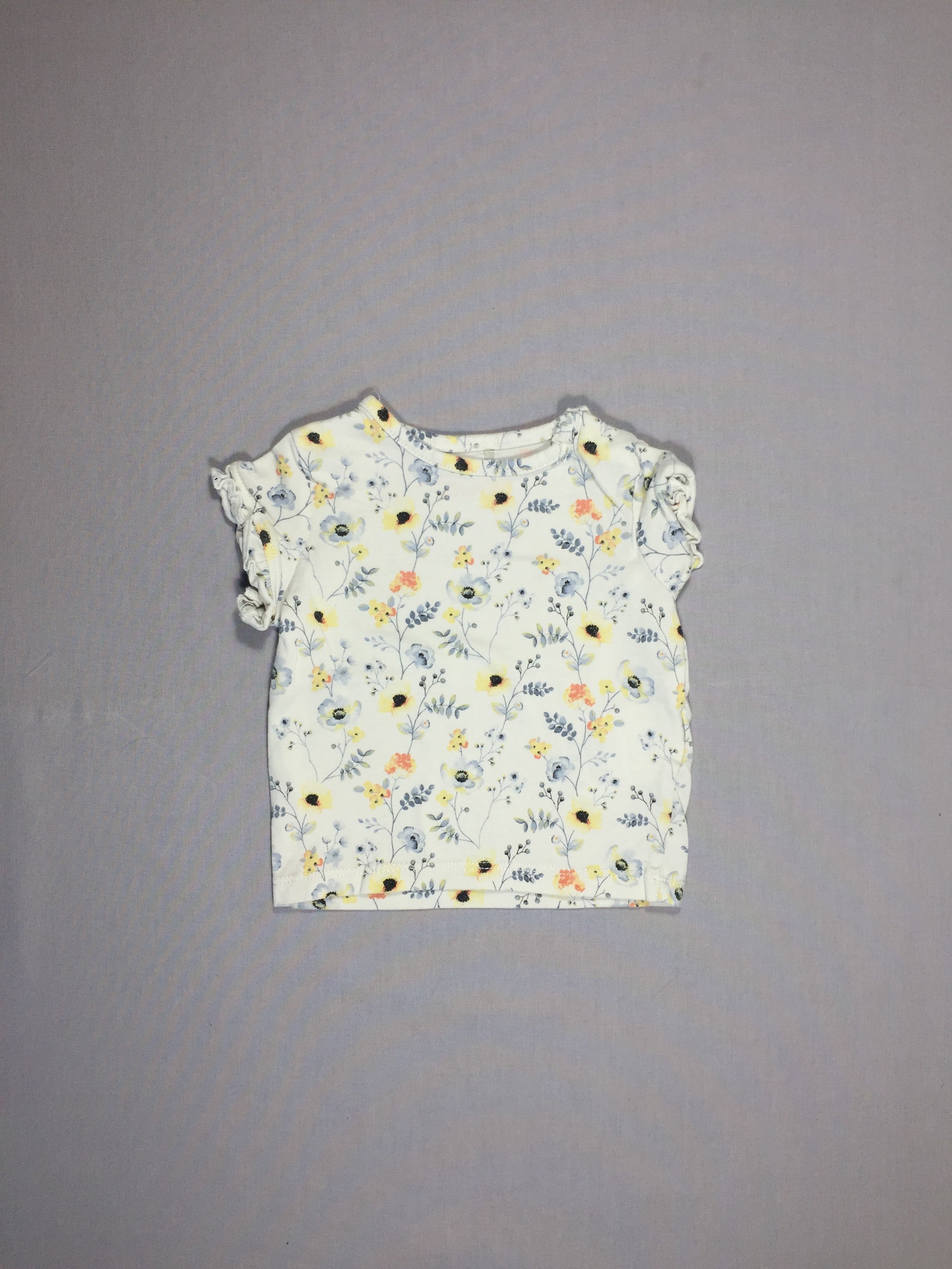 T-shirt m.c blanc fleurs bleues et jaunes - volant aux manches