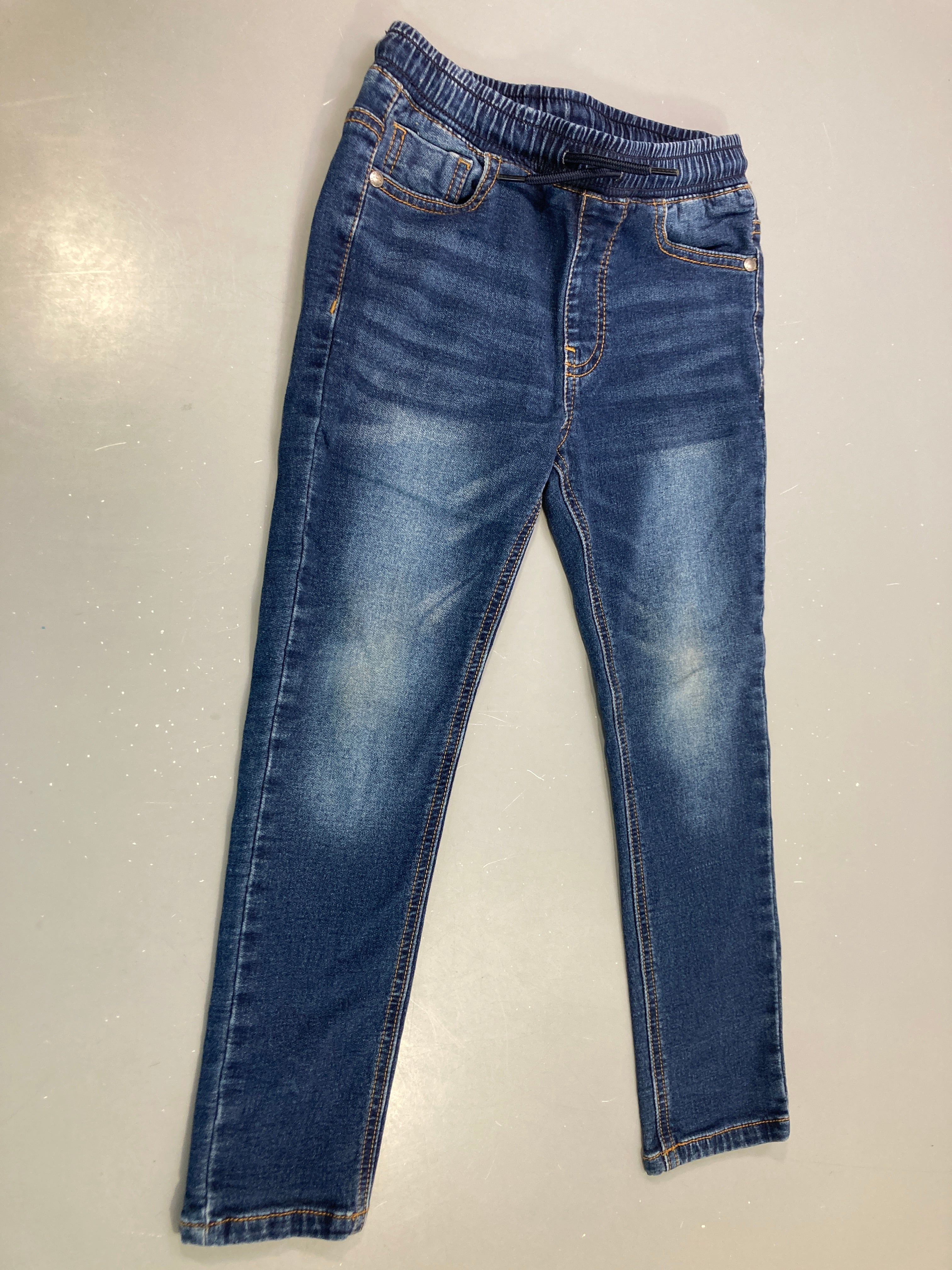 Jean droit bleu foncé taille élastique, taché un peu au genoux