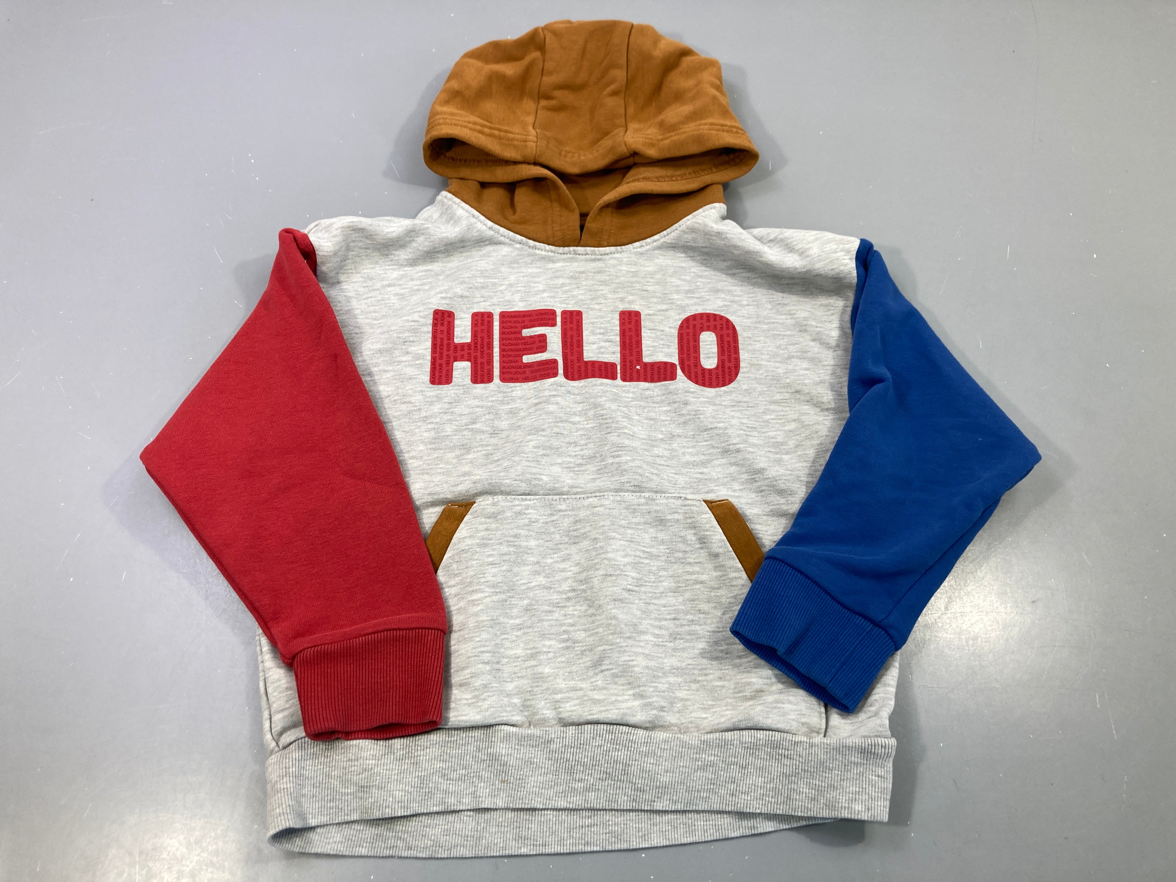 Sweat capuche gris manches bicolores rouge bleu, texte Hello, manque un petit morceau du floc