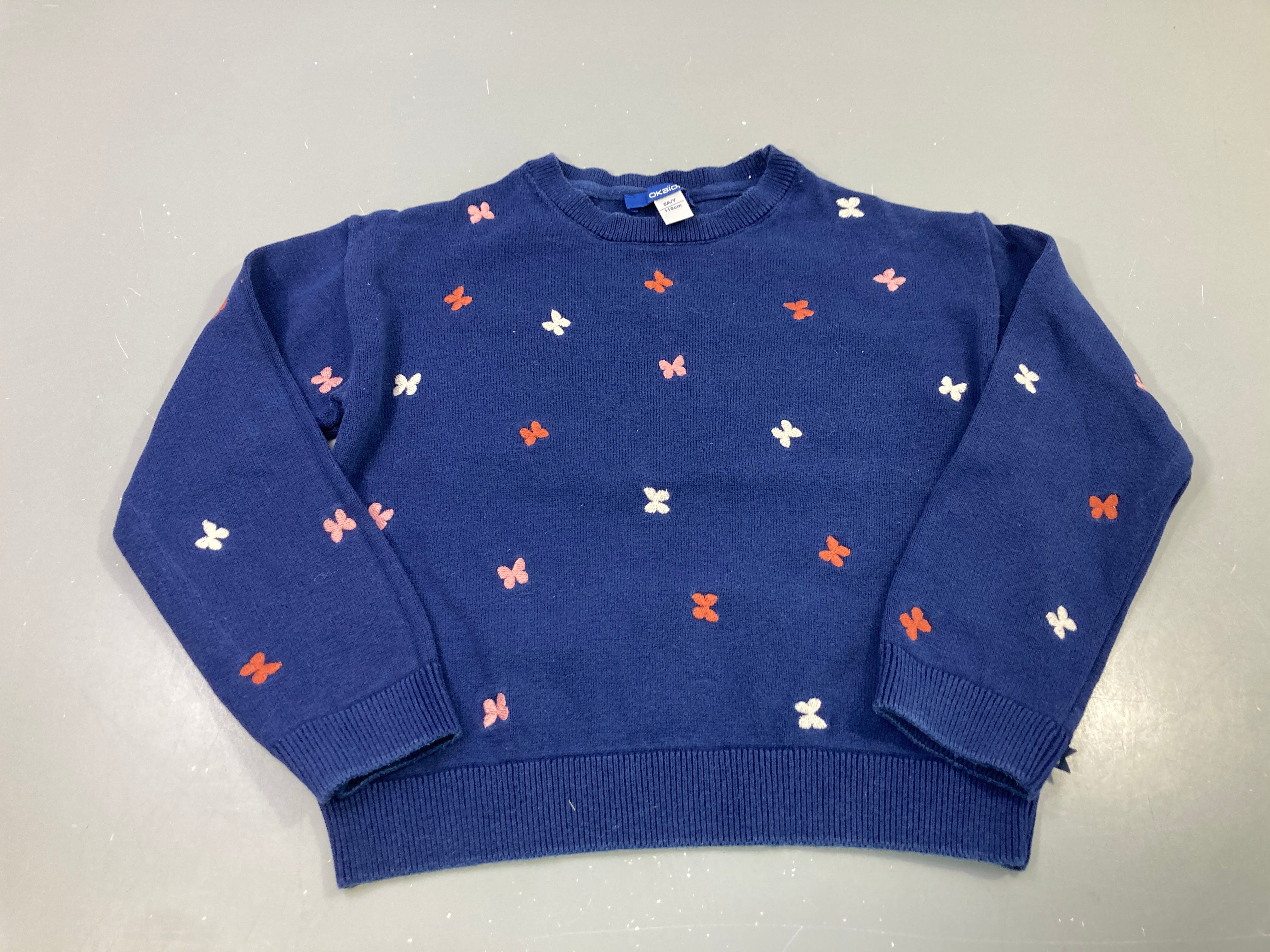 Pull bleu marine brodé papillons