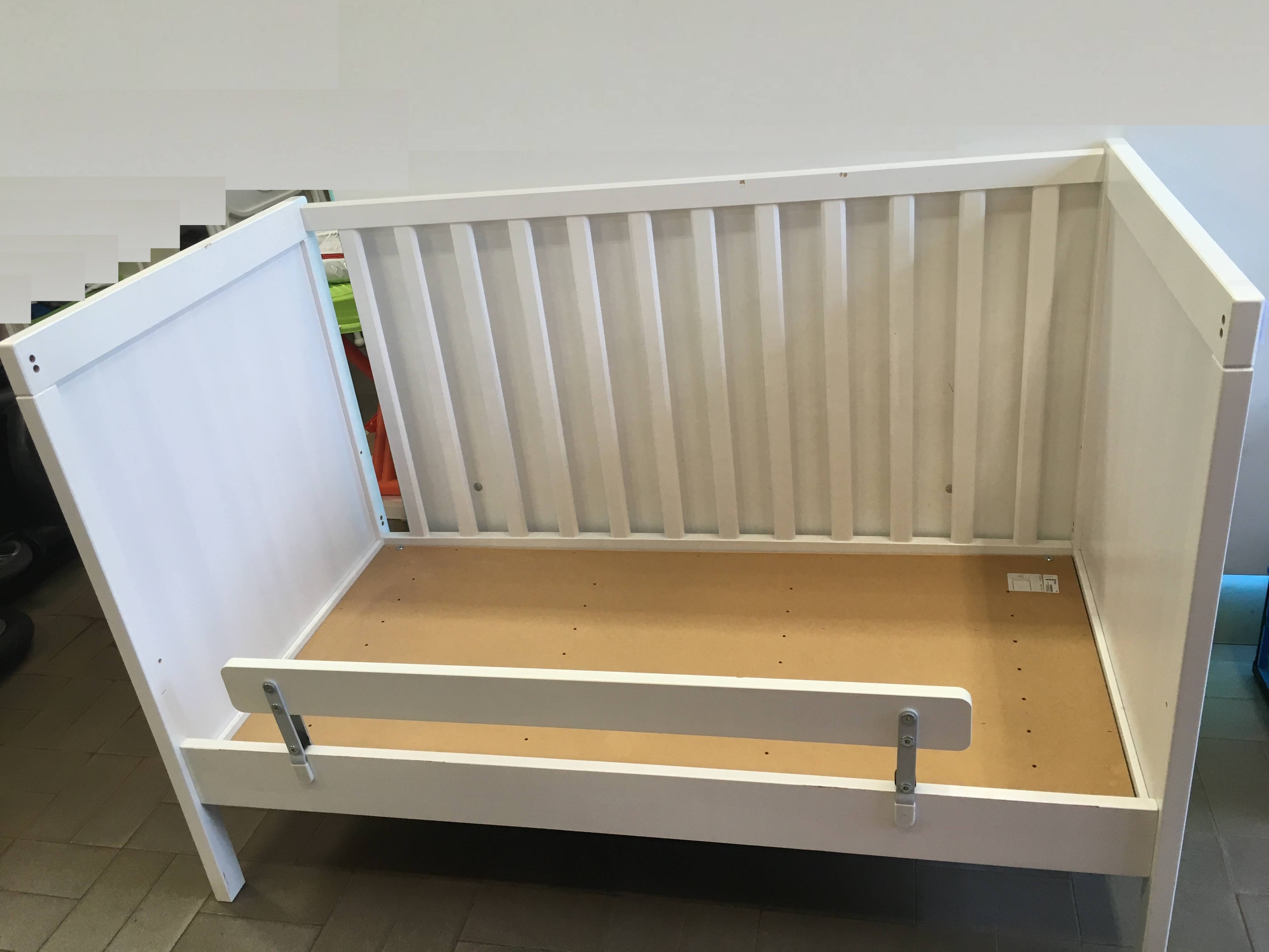 Lit blanc à barreaux modulable Sundvik + matelas + barrière de sécurité