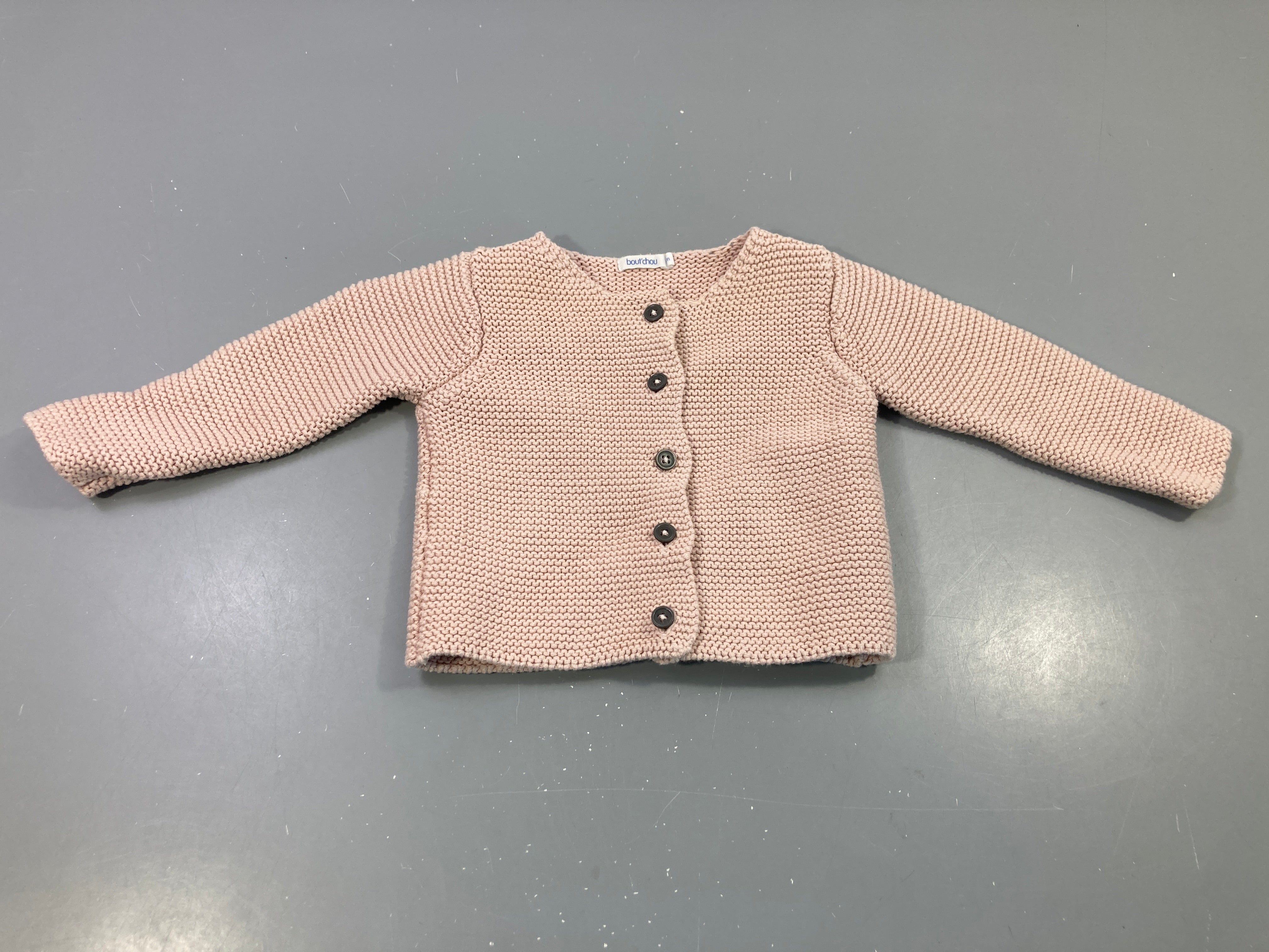 Gilet rose tricot boutons noirs, Bout'Chou