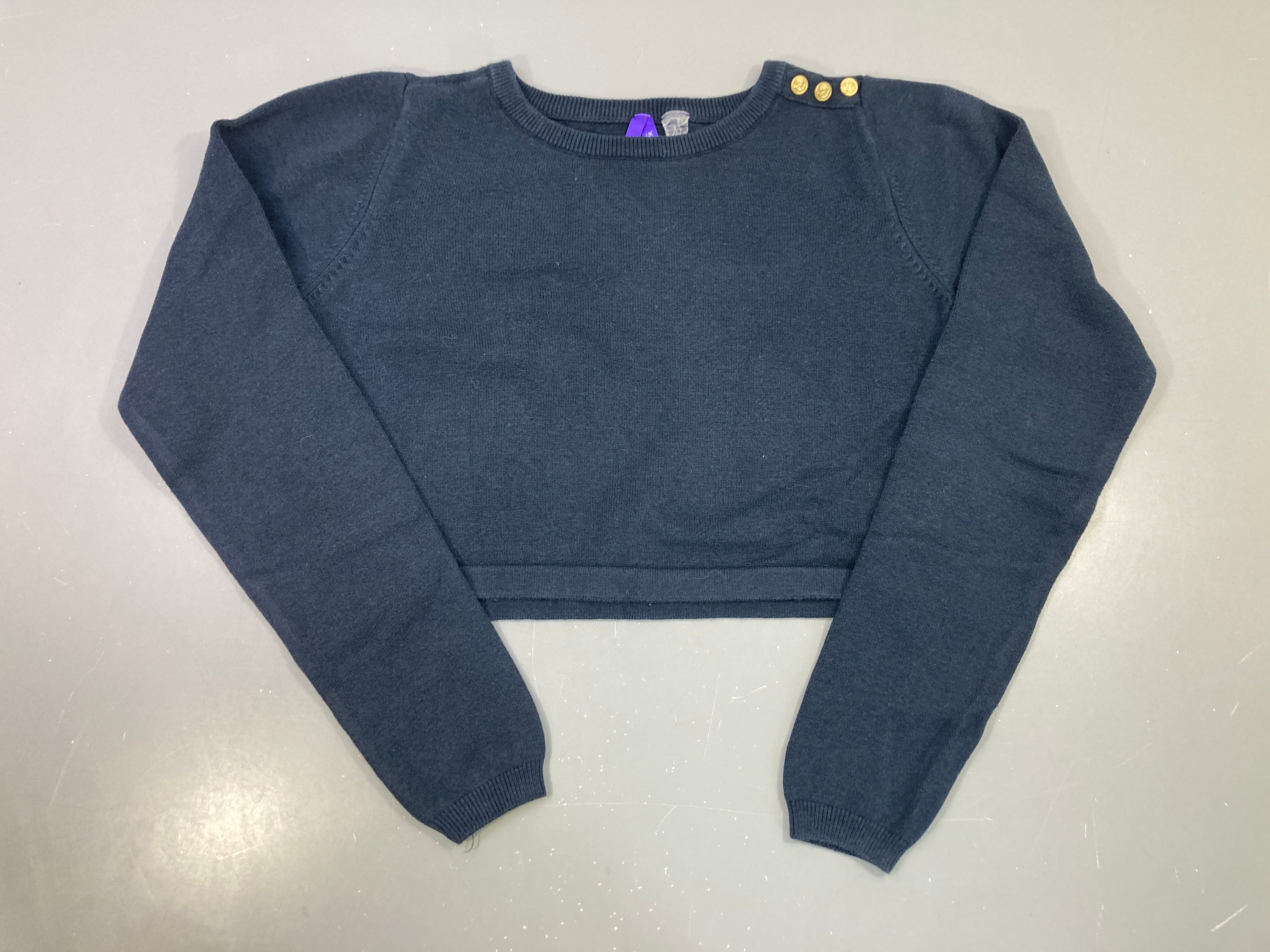 Pull m.l court bleu marine, boutons dorés épaule, légèrement bouloché