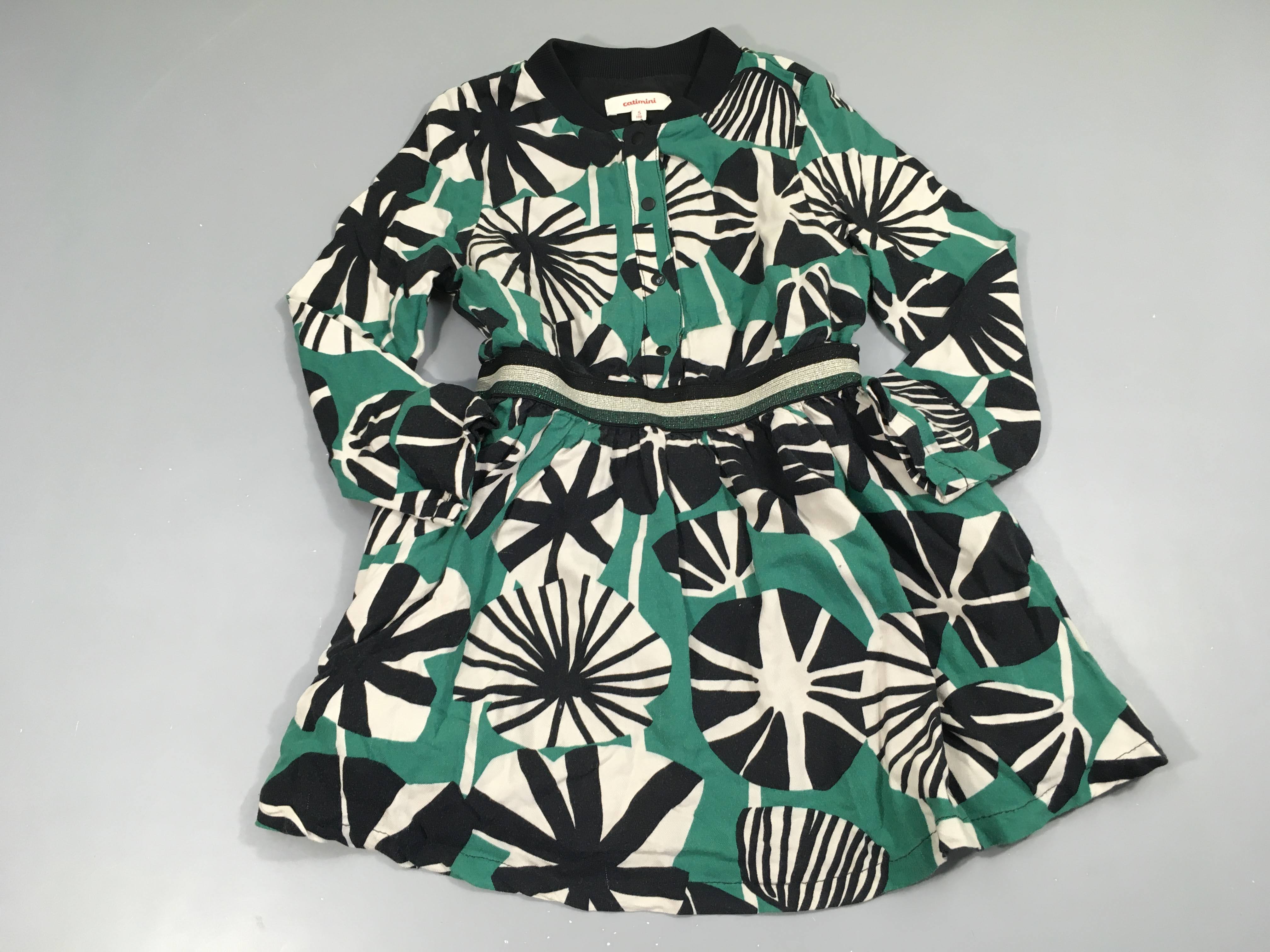 Robe m.l vert motifs blanc/noirs, légèrement décolorée