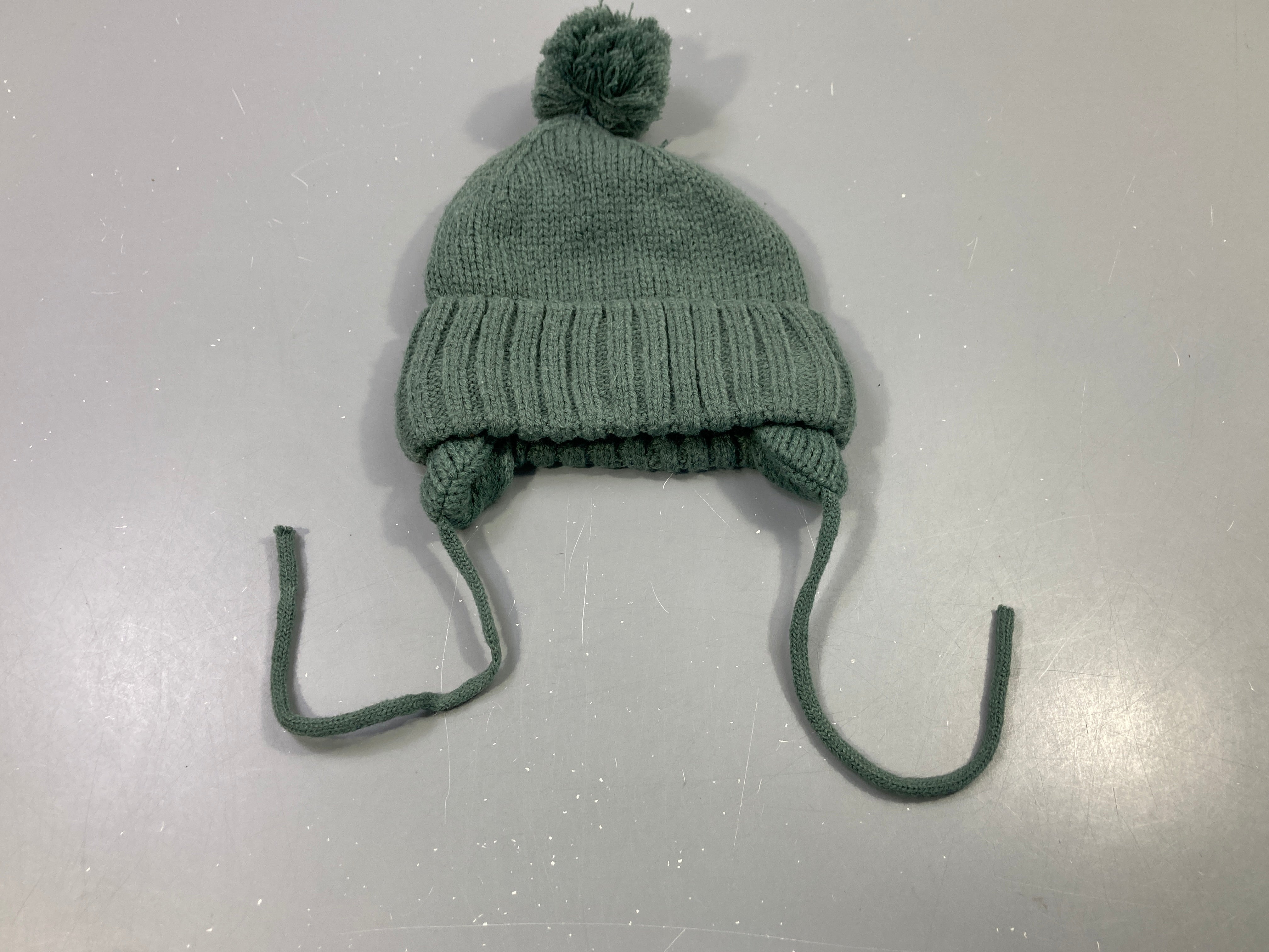 Bonnet tricot vert pompon oreillettes