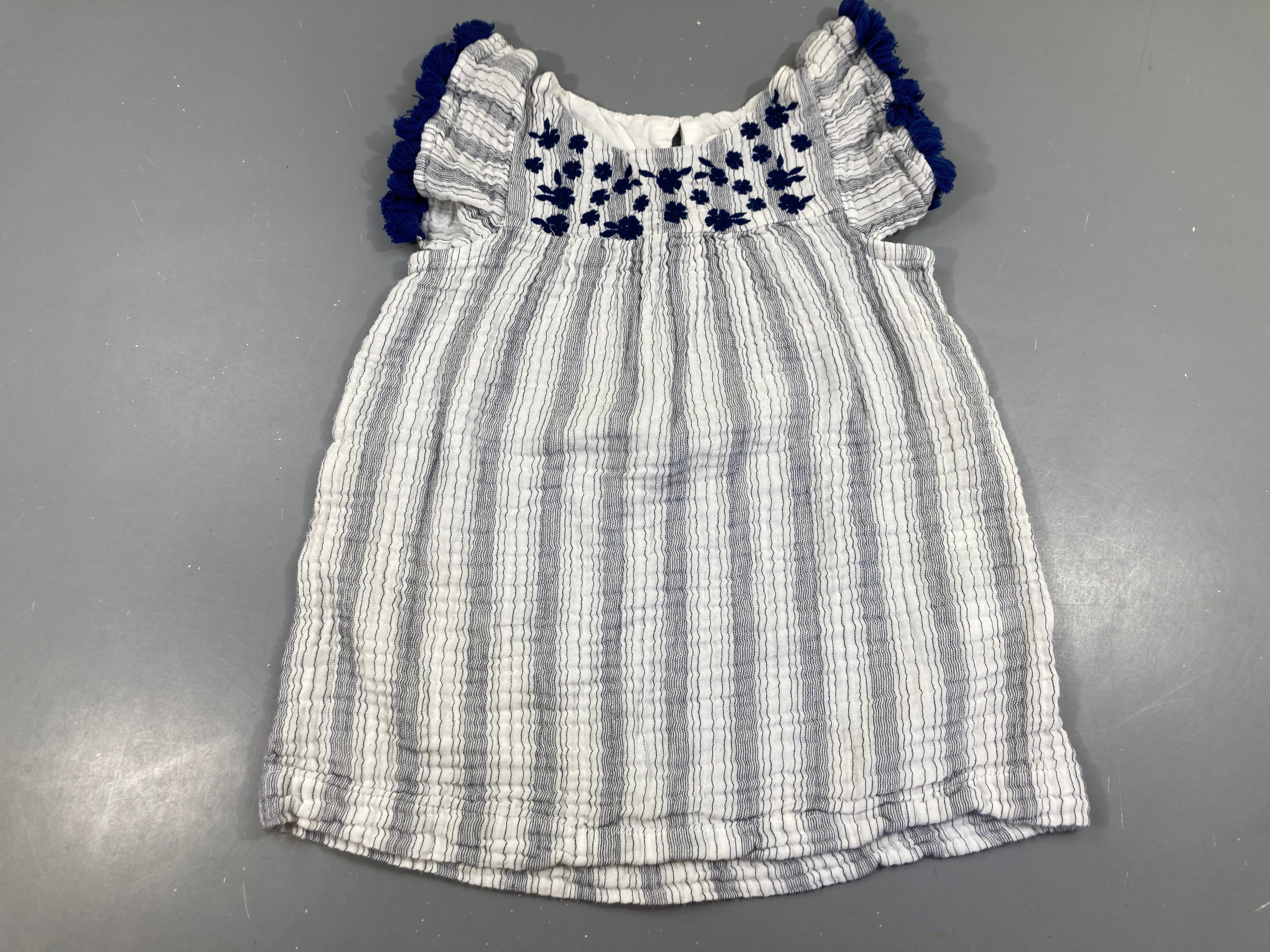 Robe s.m texturée blanc-bleu fleurs brodées