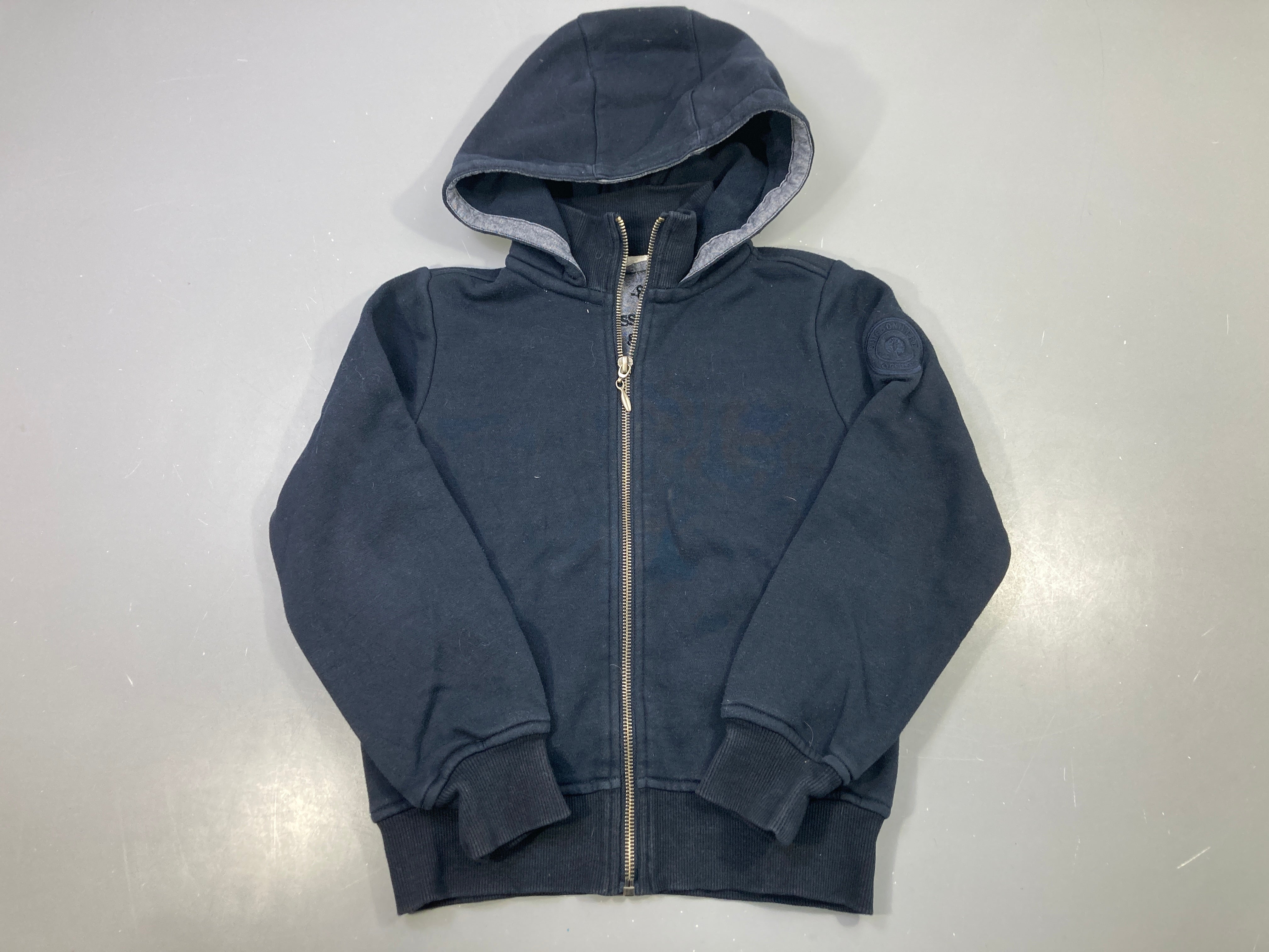 Sweat zippé bleu marine à capuche, légèrement bouloché