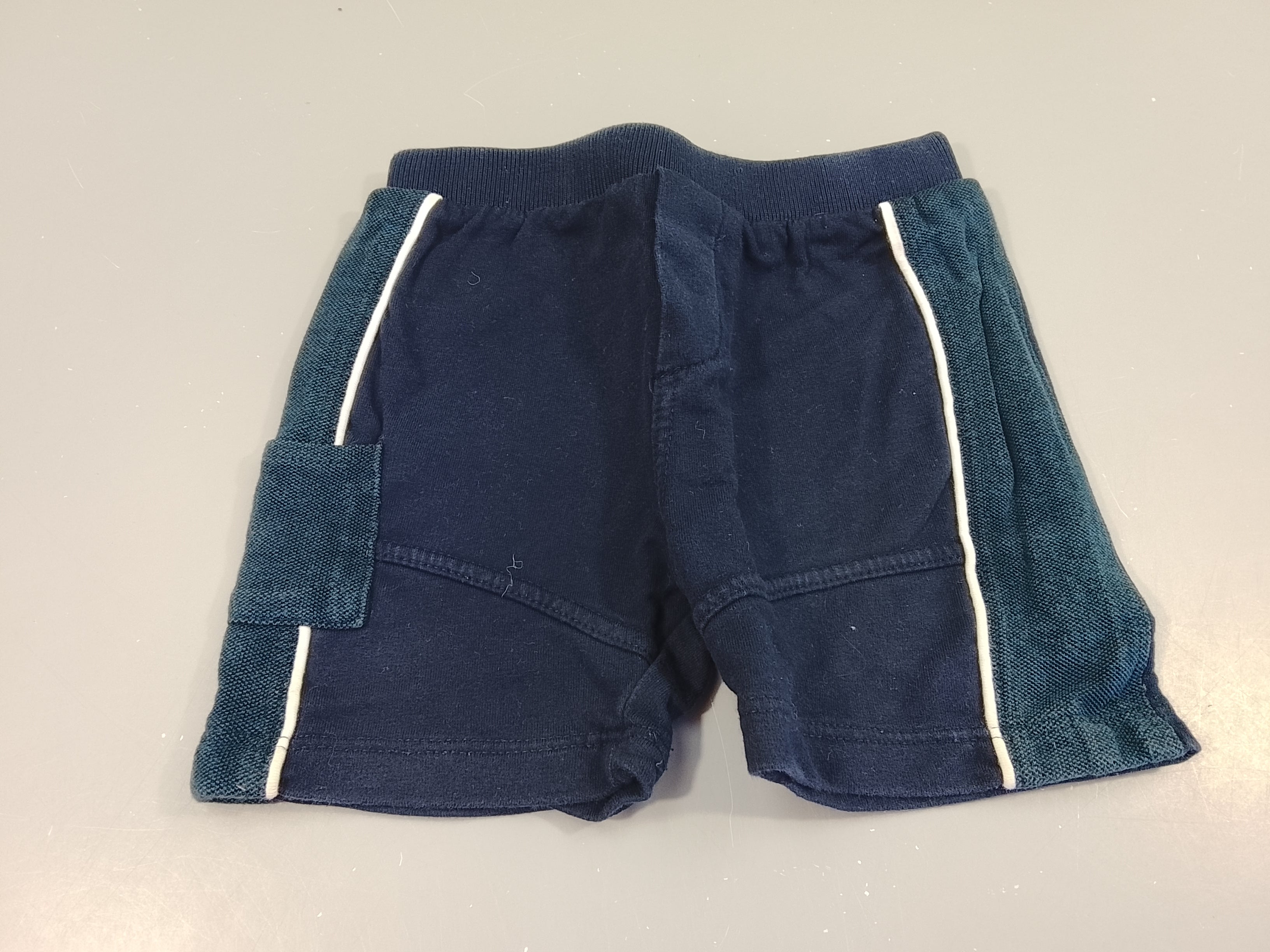 Short bi- matière bleu marine, lignes blanches