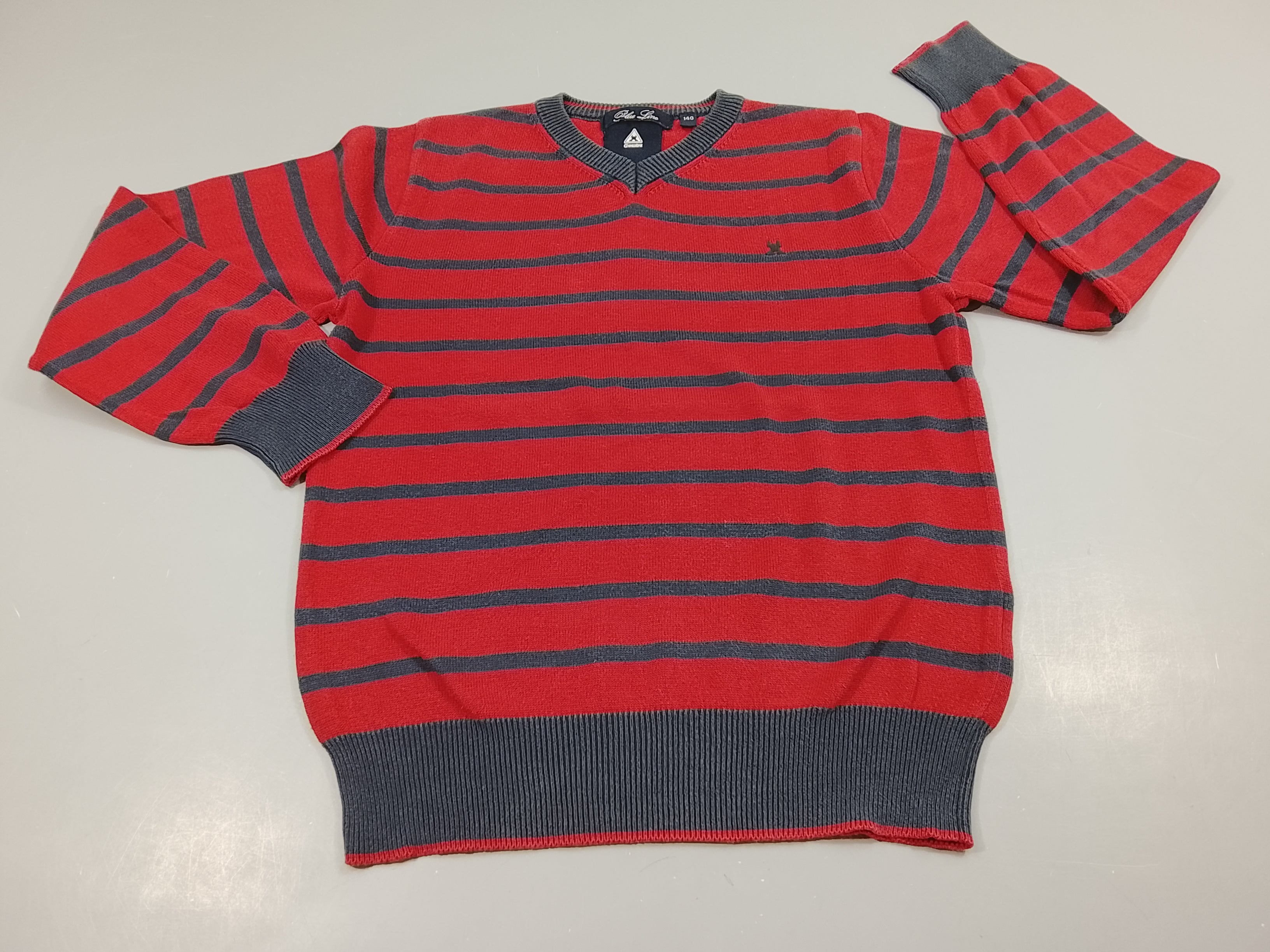 Pull rouge rayé bleu, très légèrement bouloché