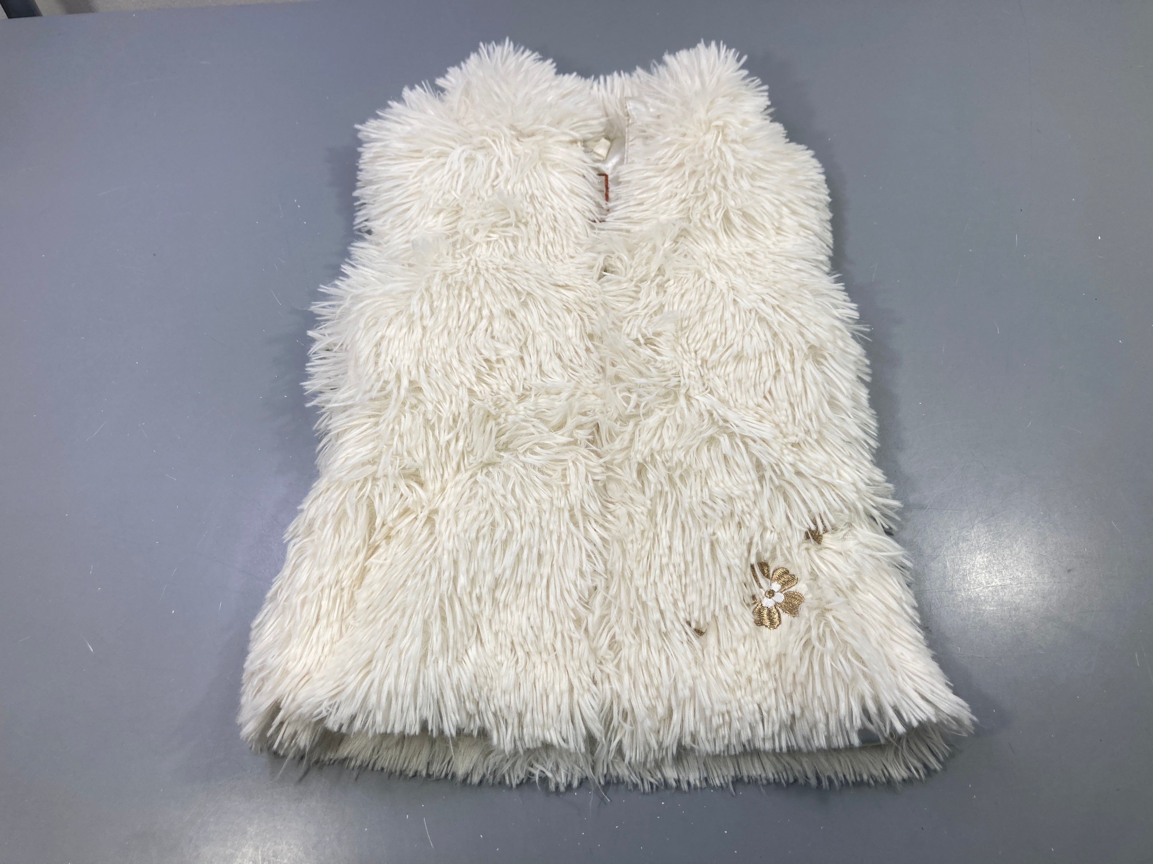 Gilet zippé s.m fausse fourrure écru fleur dorée