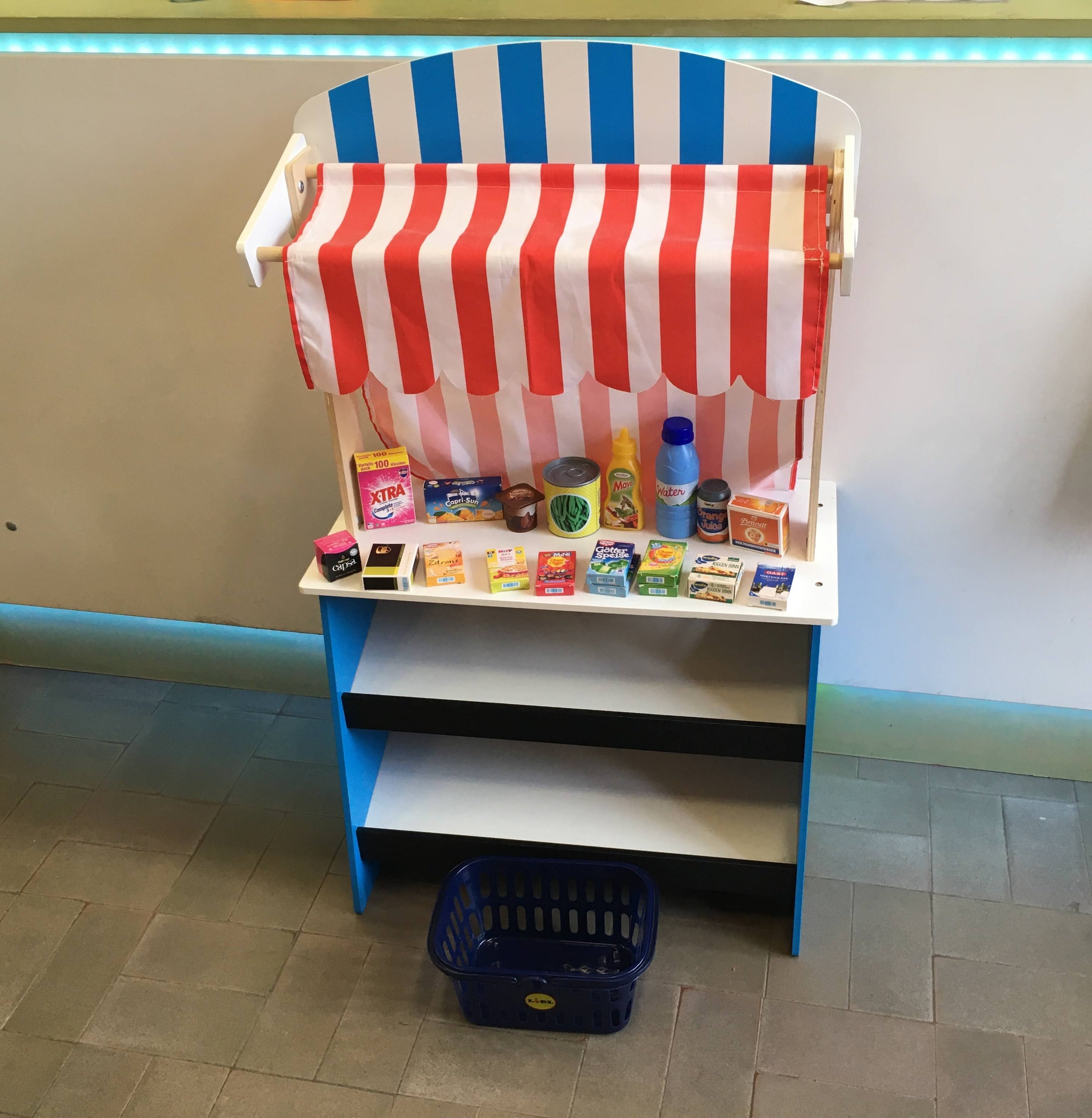 Boutique et Théatre 2 en 1 avec panier de courses  garni Playtive