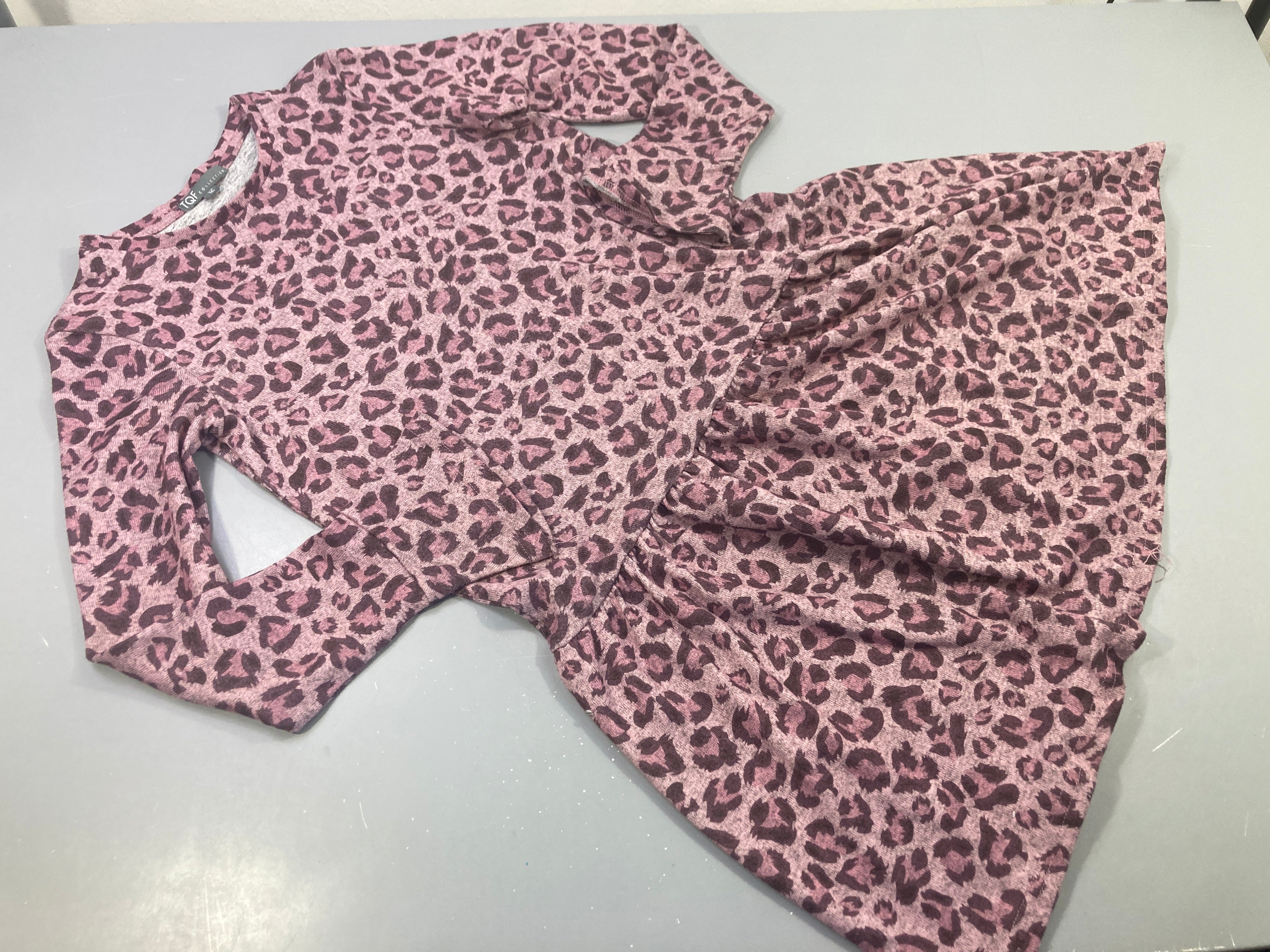 Robe m.l patineuse motifs léopard rose et mauve