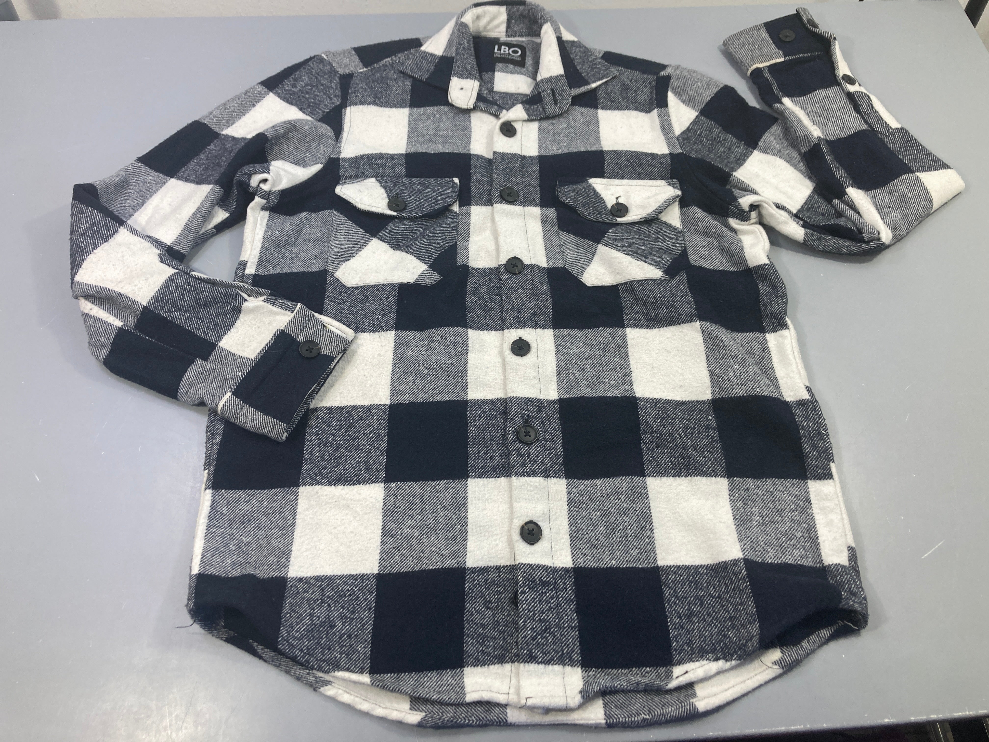 Chemise m.l  LBO en falnelle  à carreaux noir rt blanc, légèrement boulochée. Petite tache, à relaver