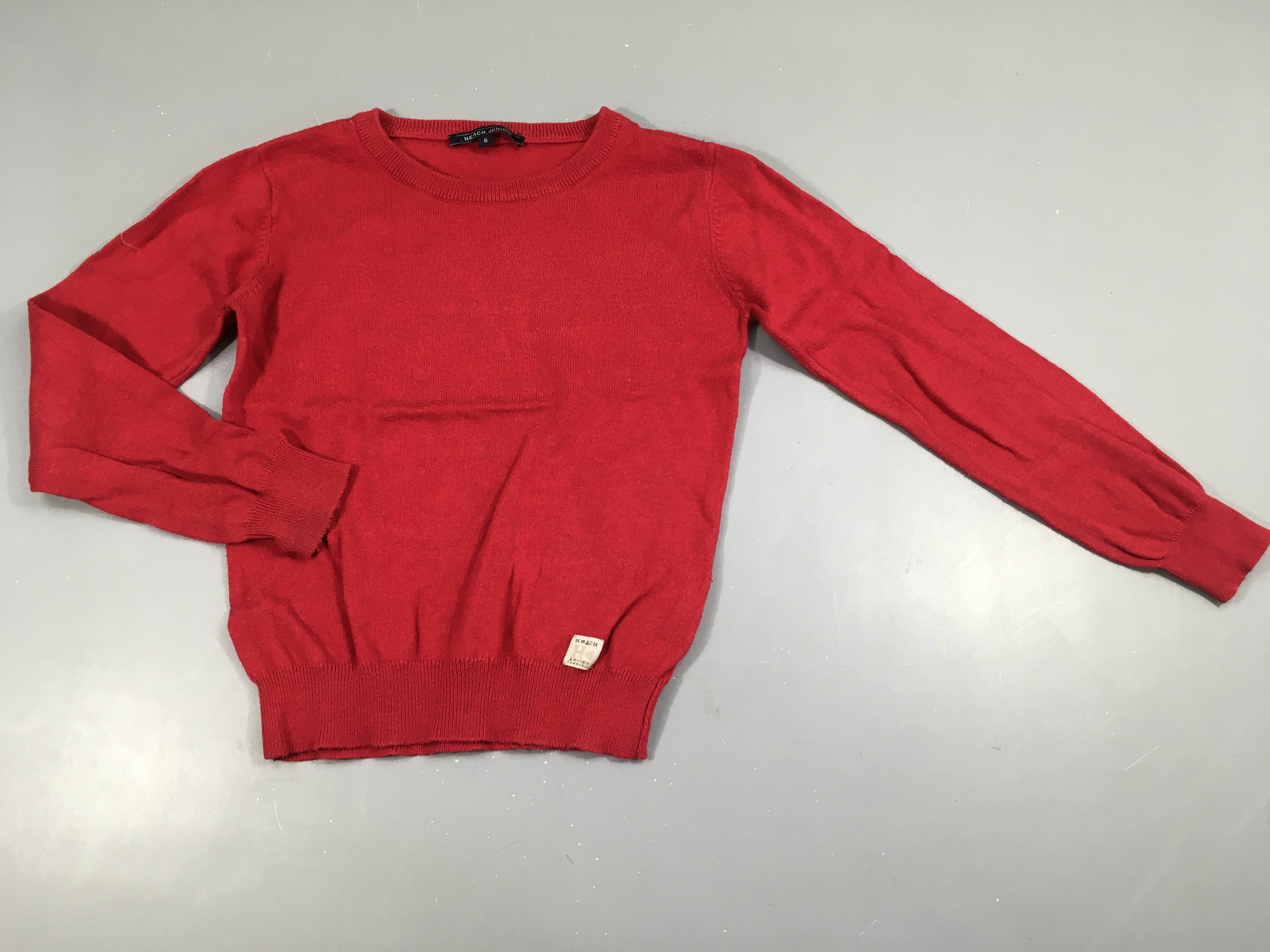 Pull rouge, bouloché