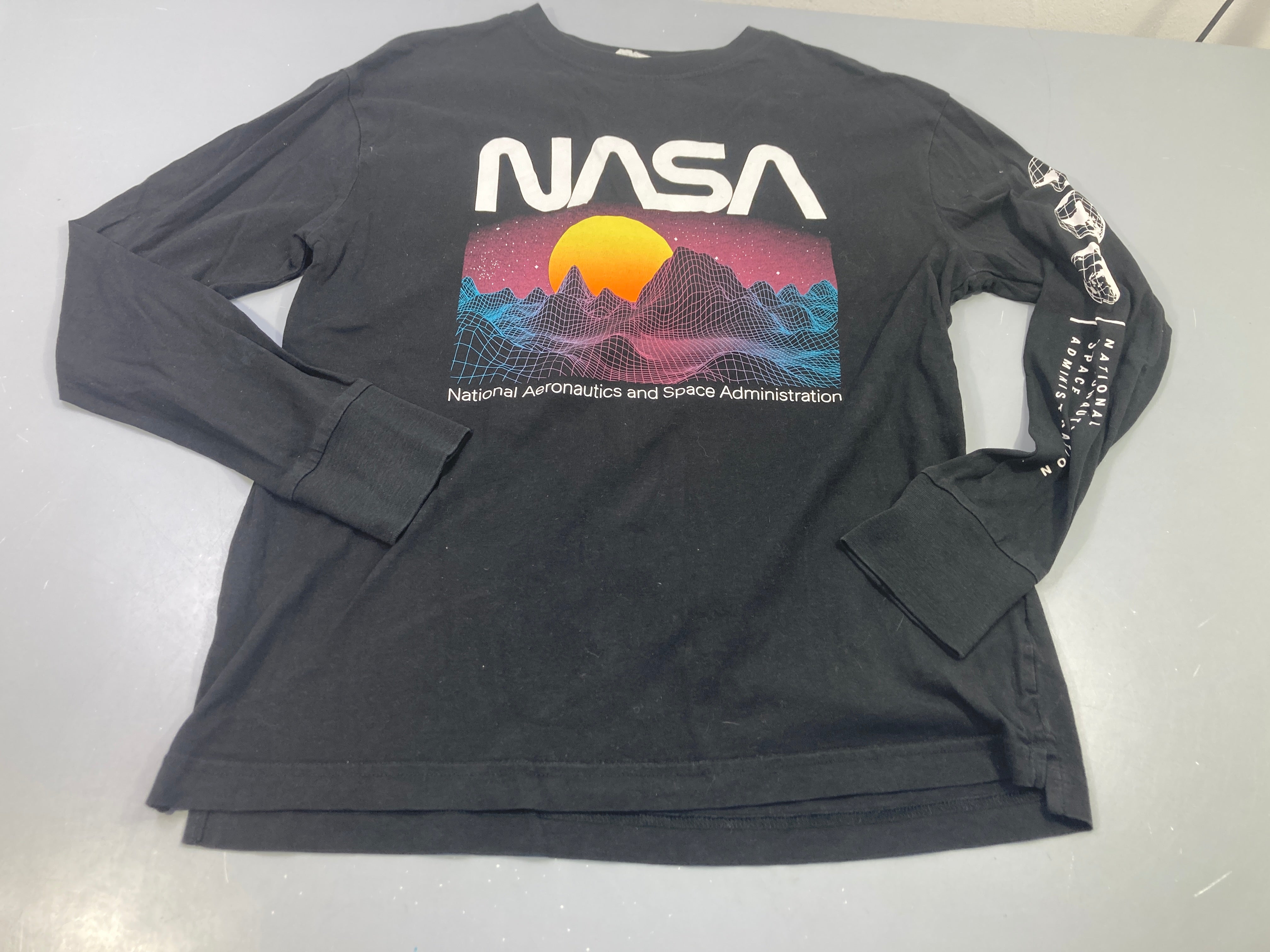 T-shirt m.l  noir paysage  futuriste avec soleil orangé 