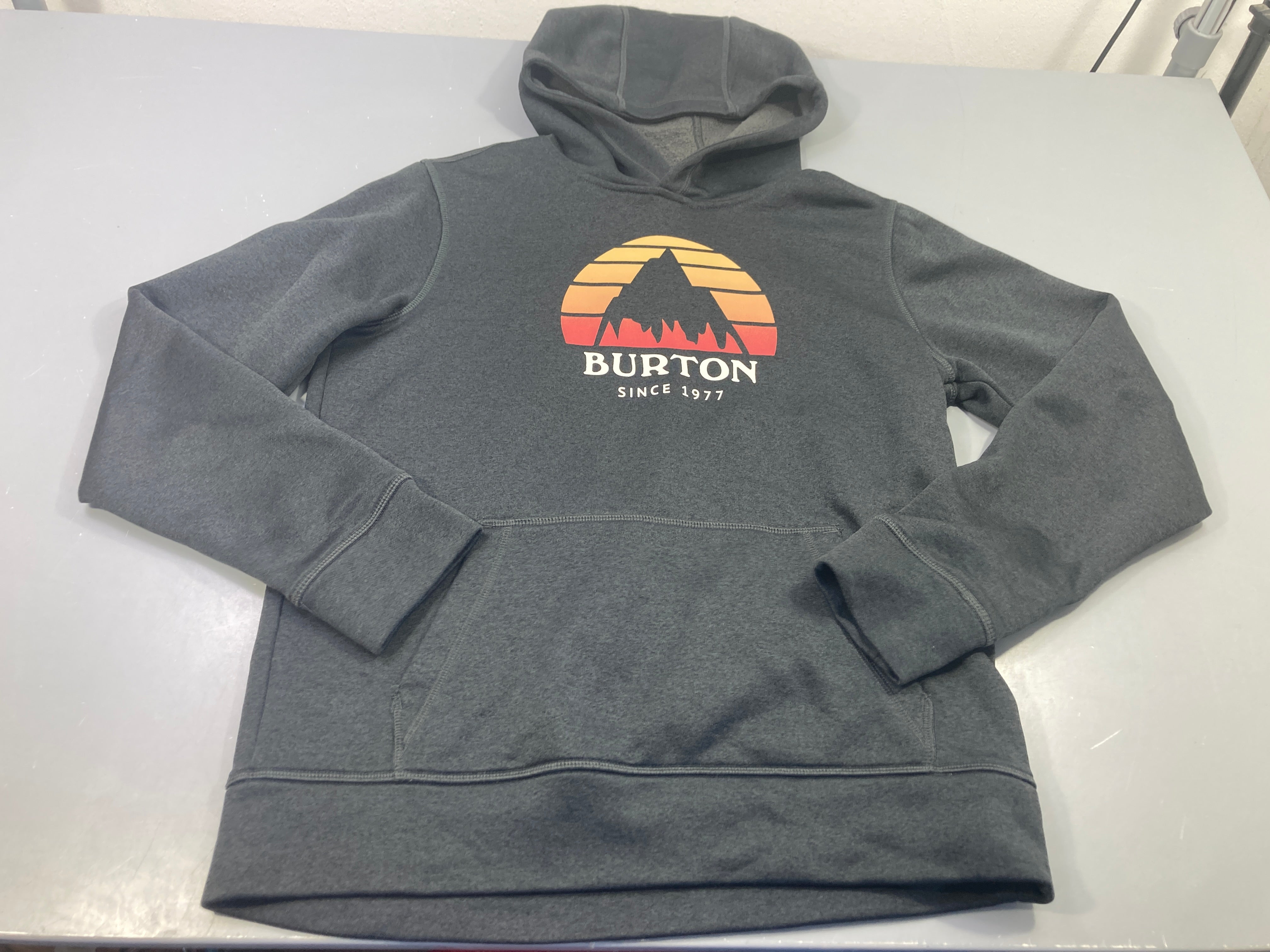 Sweat à capuche  gris anthracite flocage rouge et jaune 