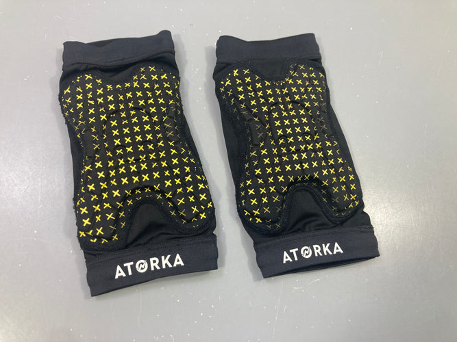 Genouillères de Handball HKP500 noires Atorka, moins cher chez Petit Kiwi