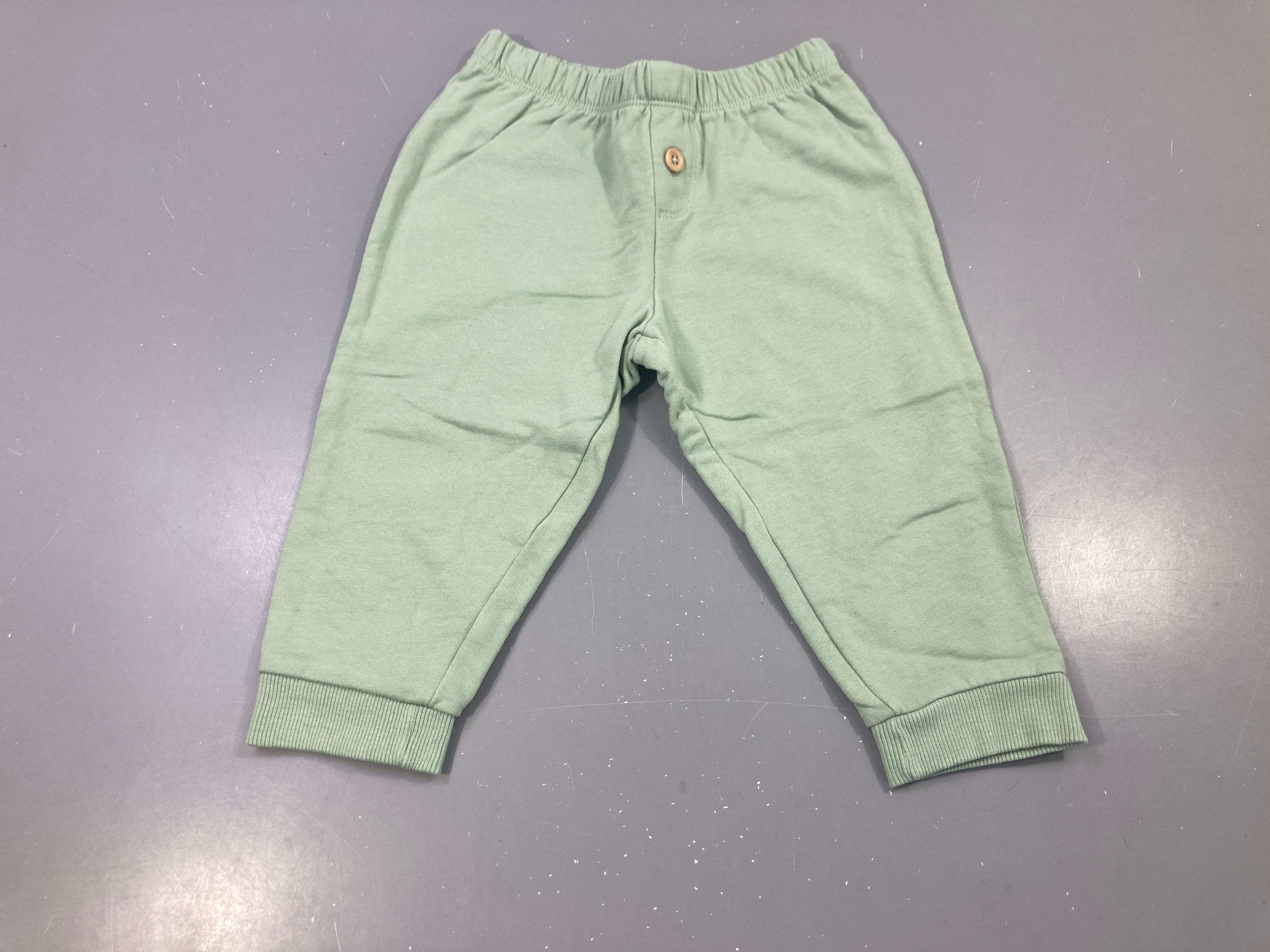 Pantalon jogging vert sauge bouton bois