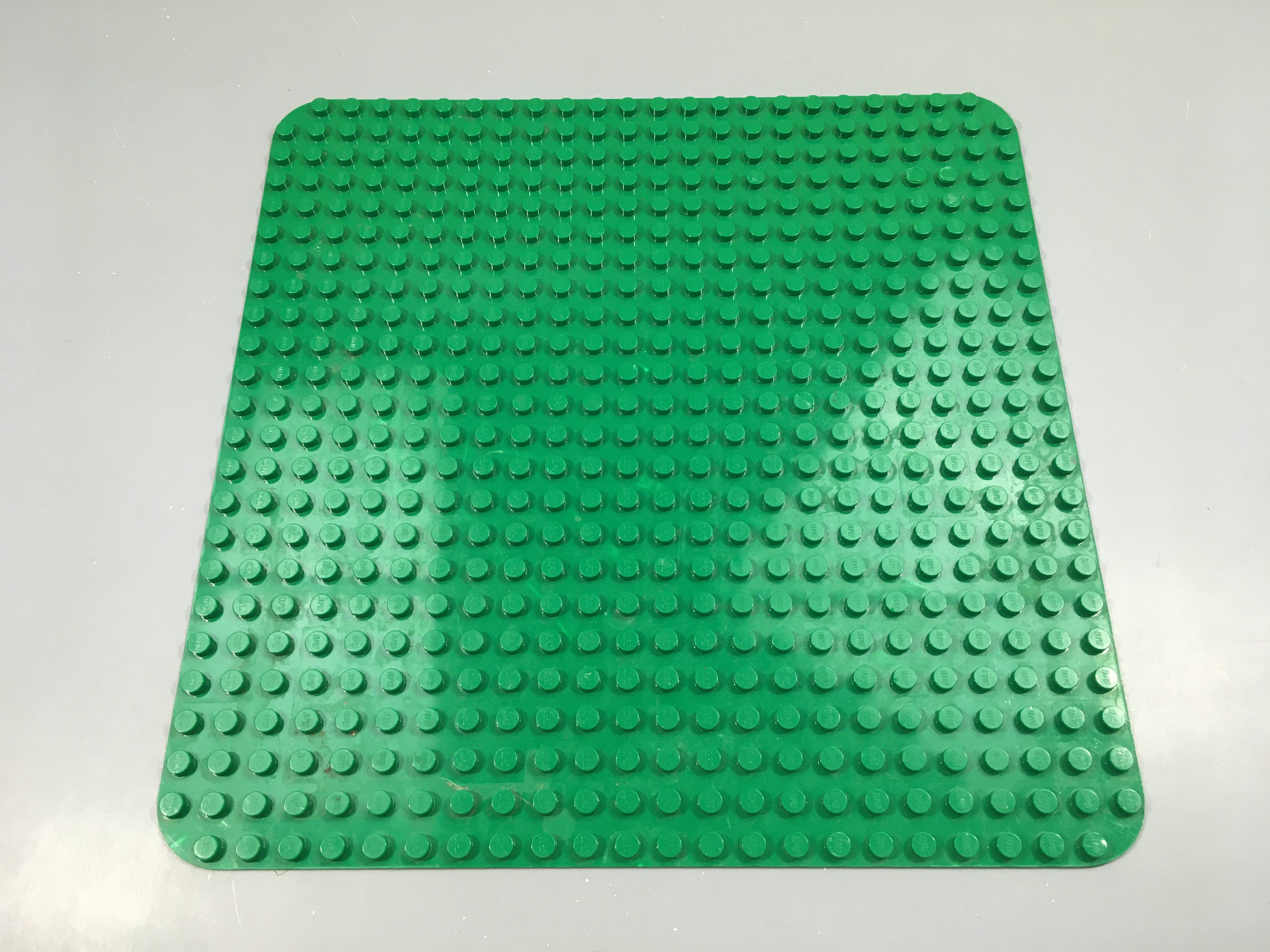 Lego Duplo classic plaque verte. 2 crans un peu abimés