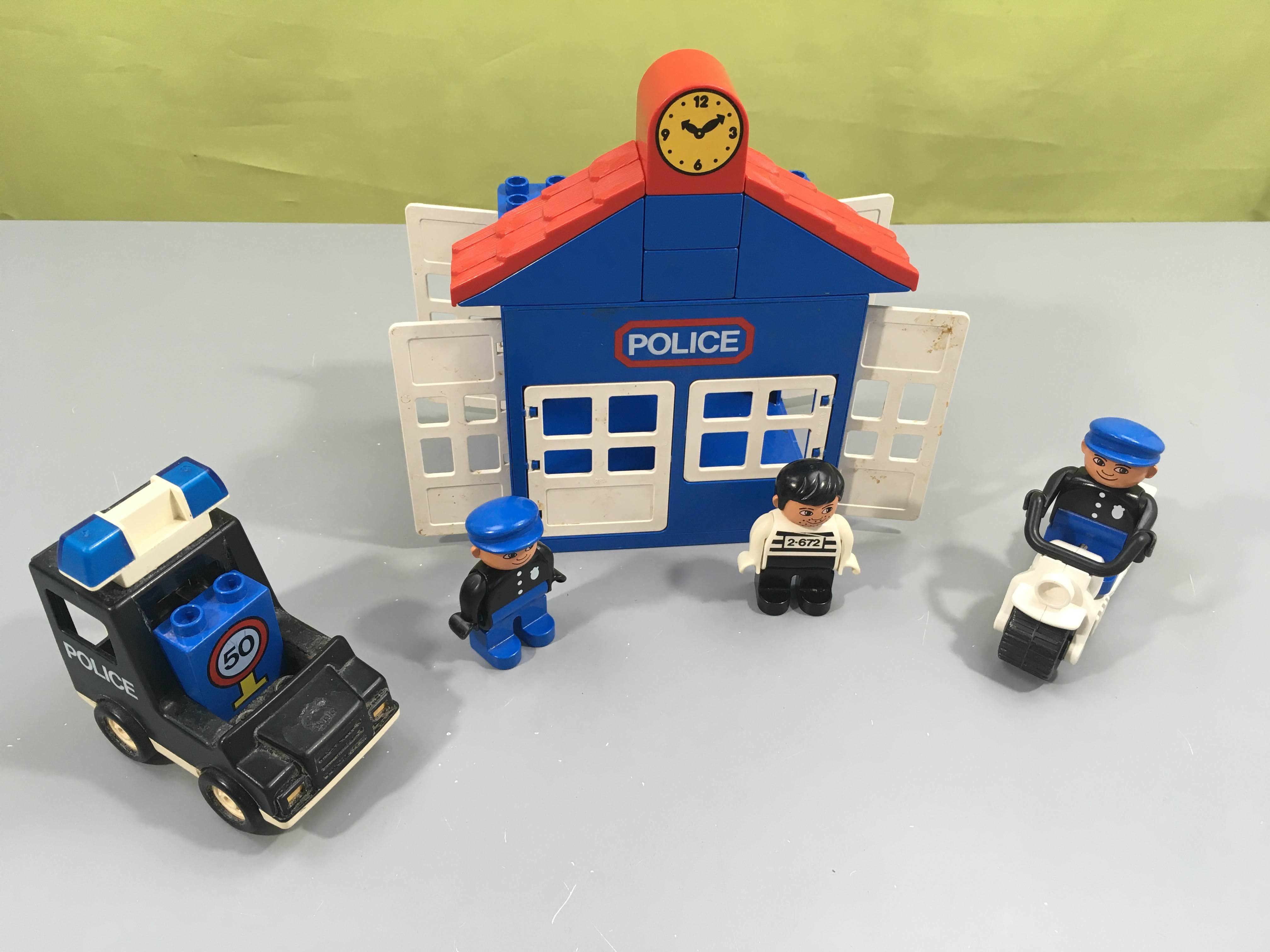 Légo Duplo 2672 Station de police Complet mais usé
