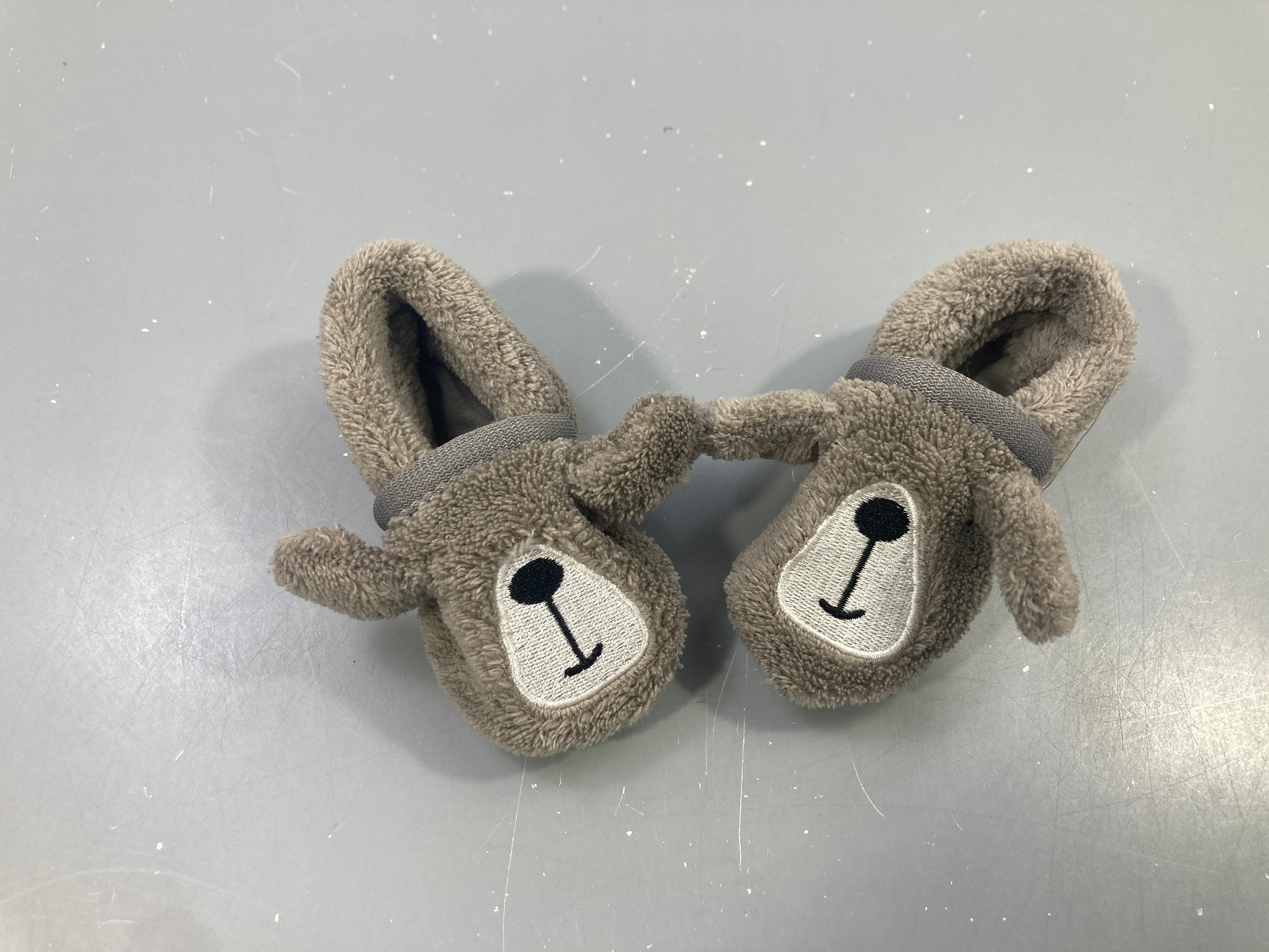 Chaussons peluche gris tête d'ours
