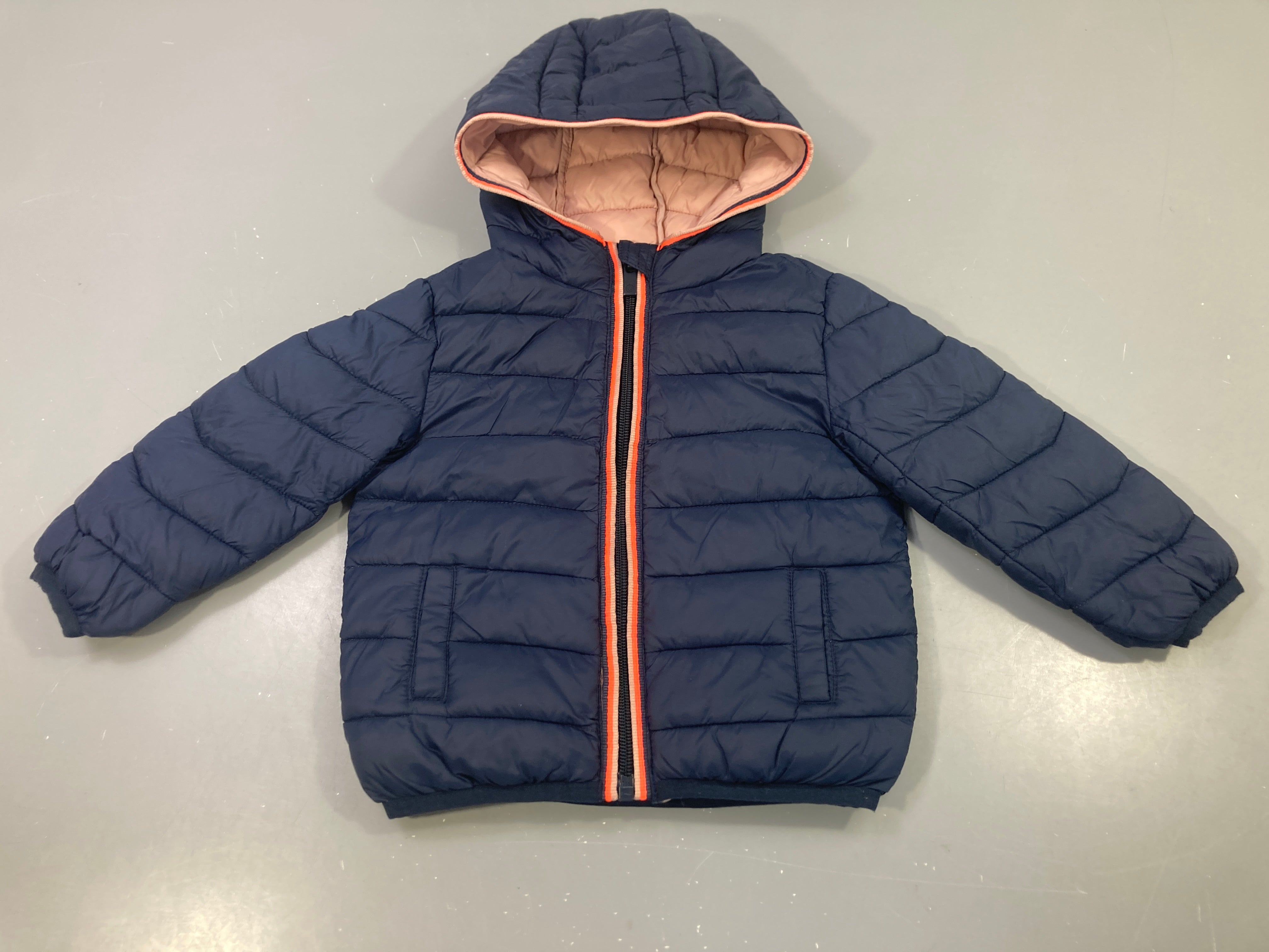 Doudoune zippée capuche bleu marine liseré orange