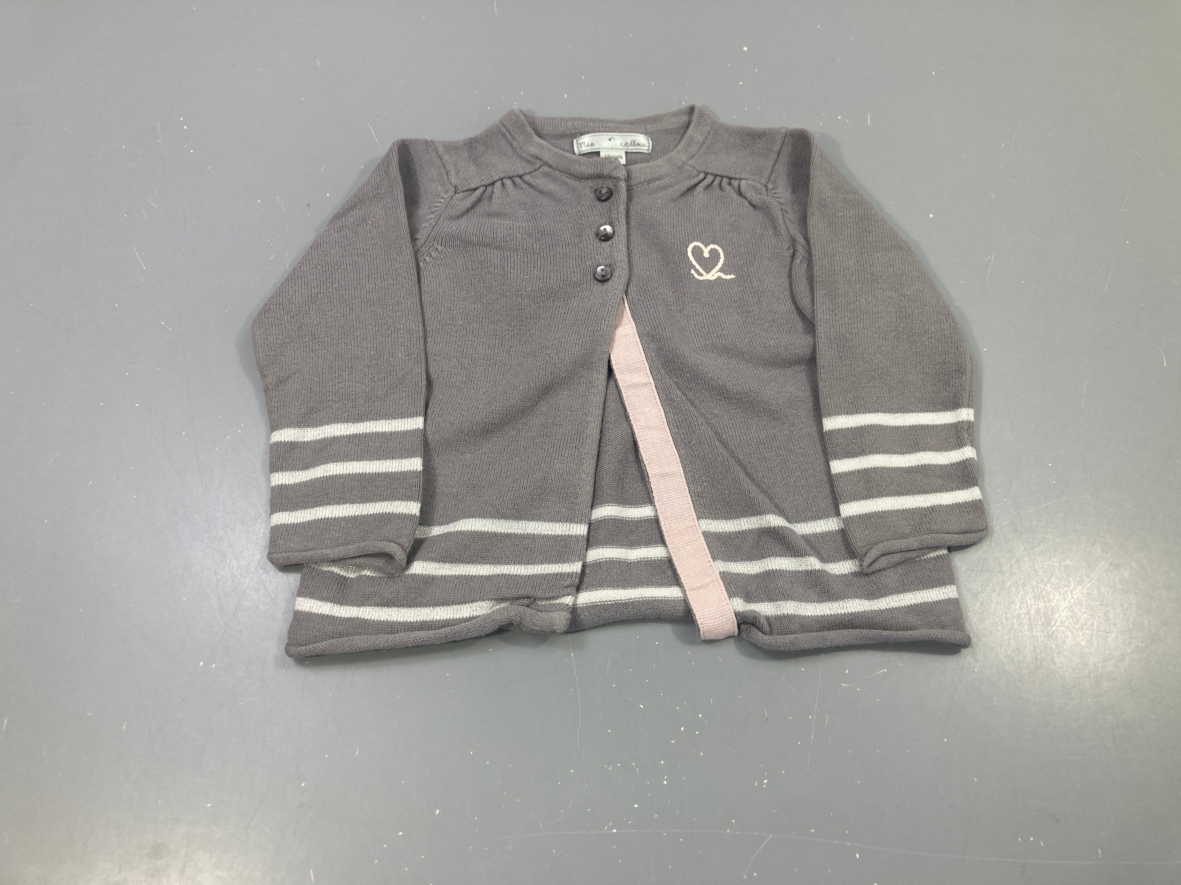 Gilet gris coeur rose