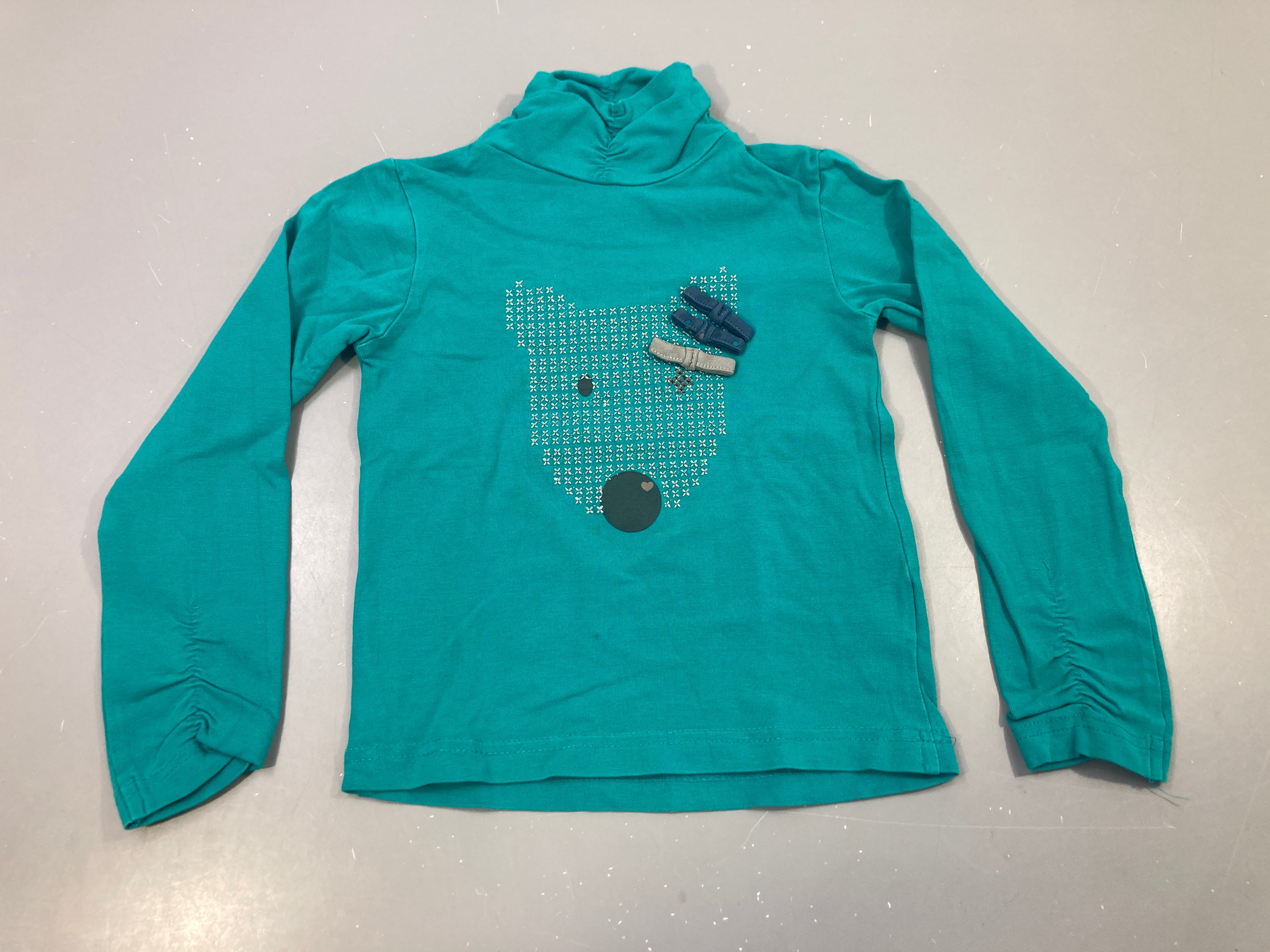 T-shirt m.l col roulé turquoise tête d'ours petite tache avant bas