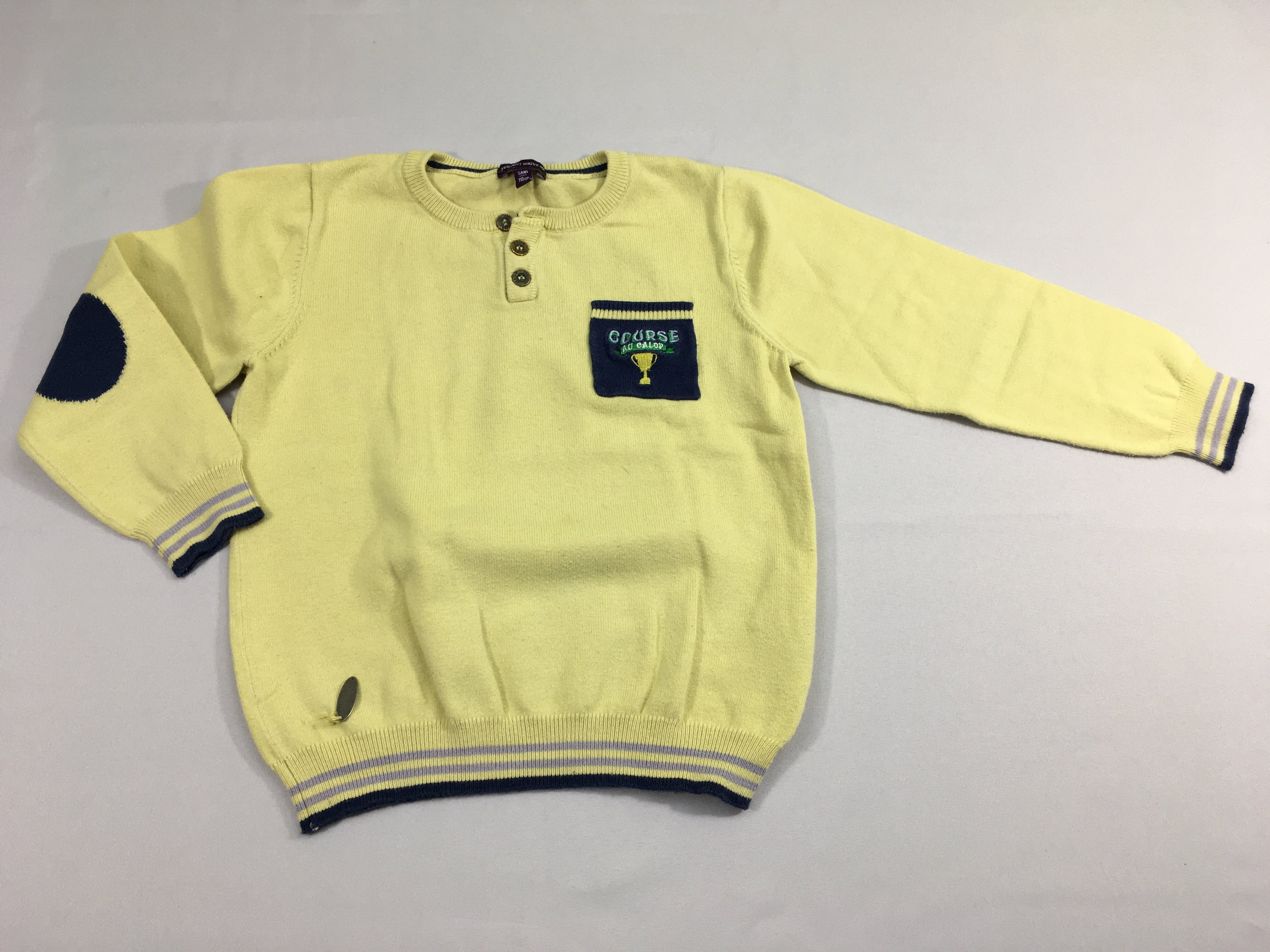 Pull jaune, petite poche bleu marine avec coupe 