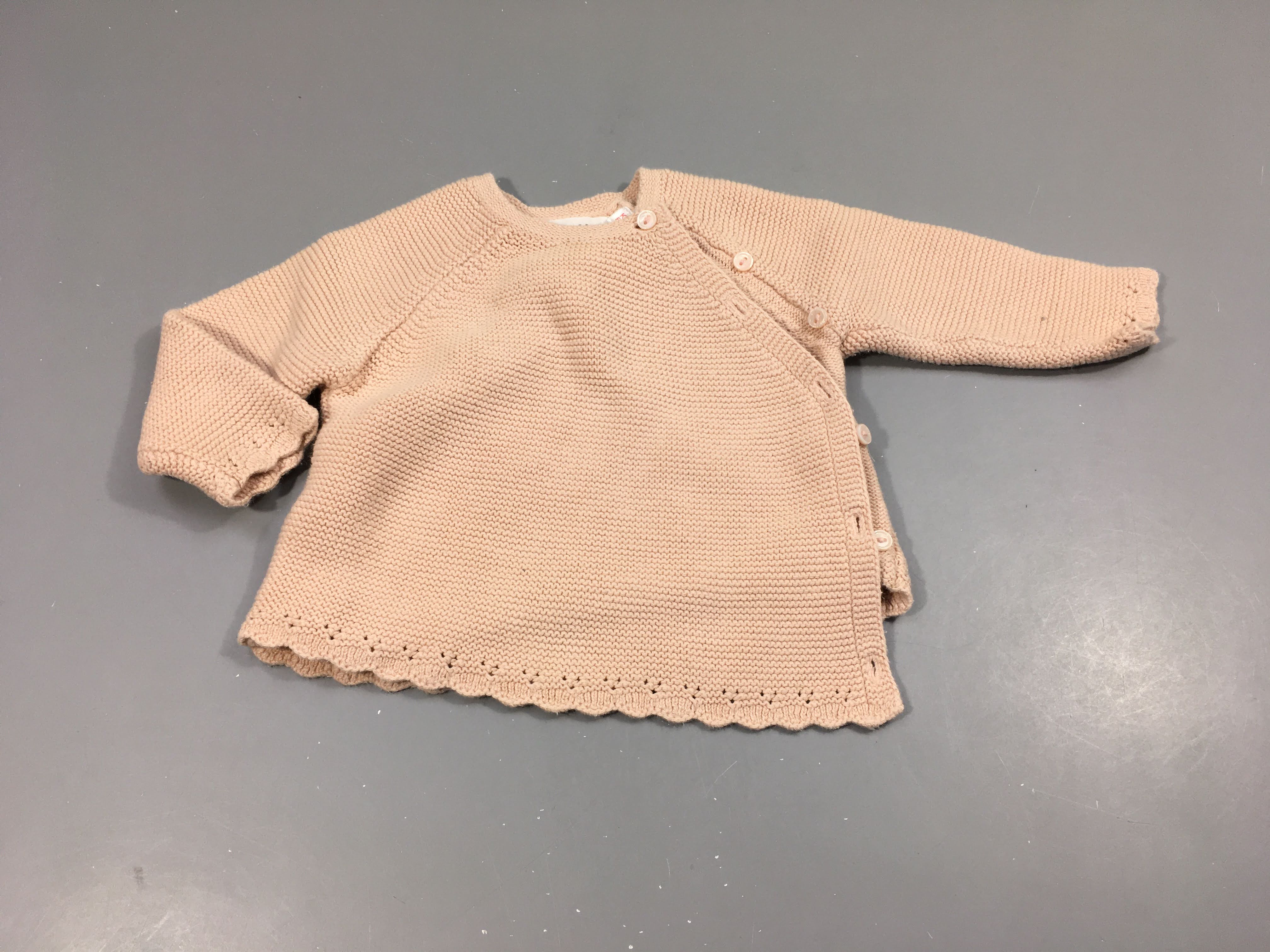 Gilet tricot rose claire, boutons sur le côté
