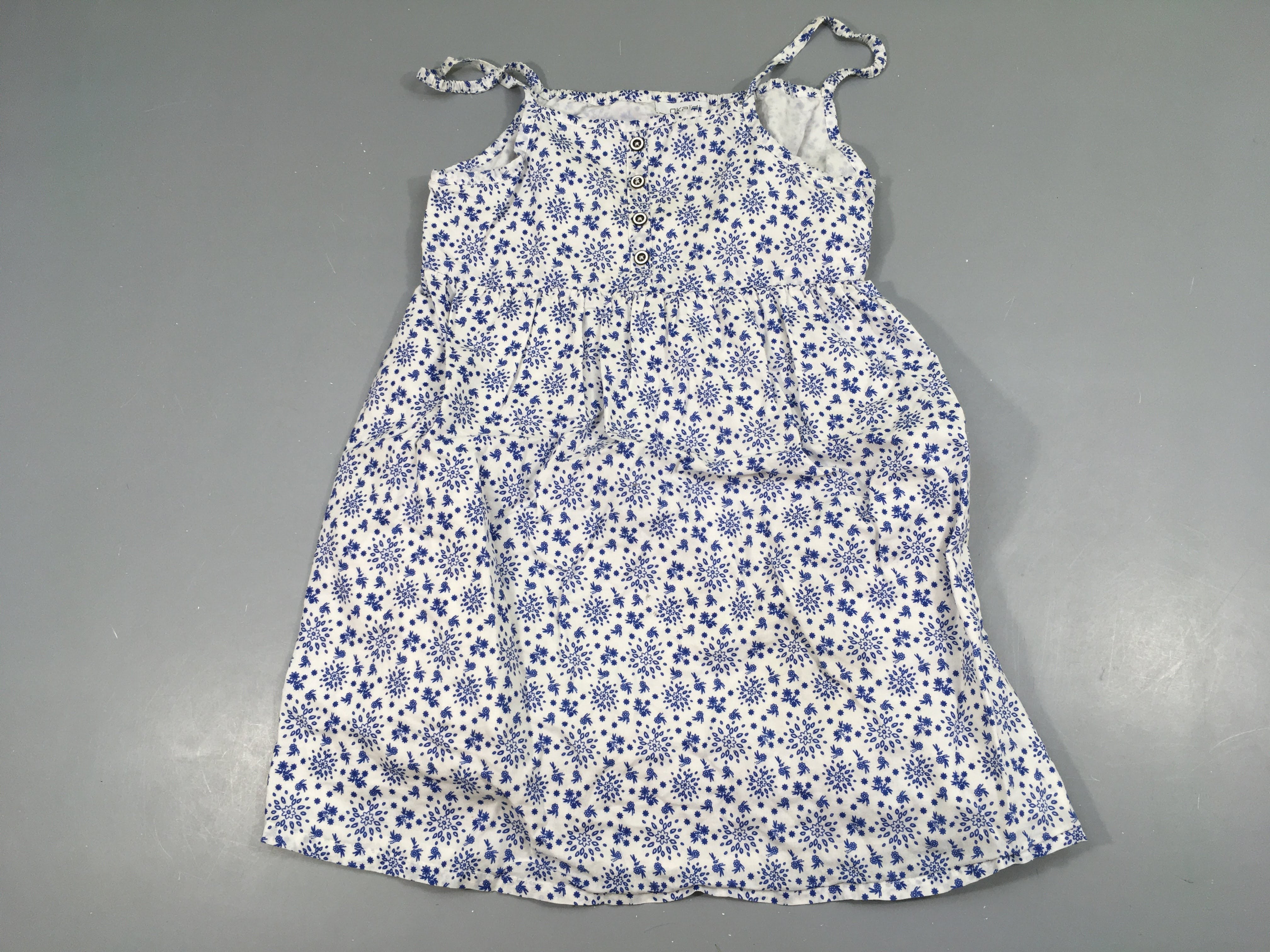 Robe fines bretelles blanches fleurs bleues boutons