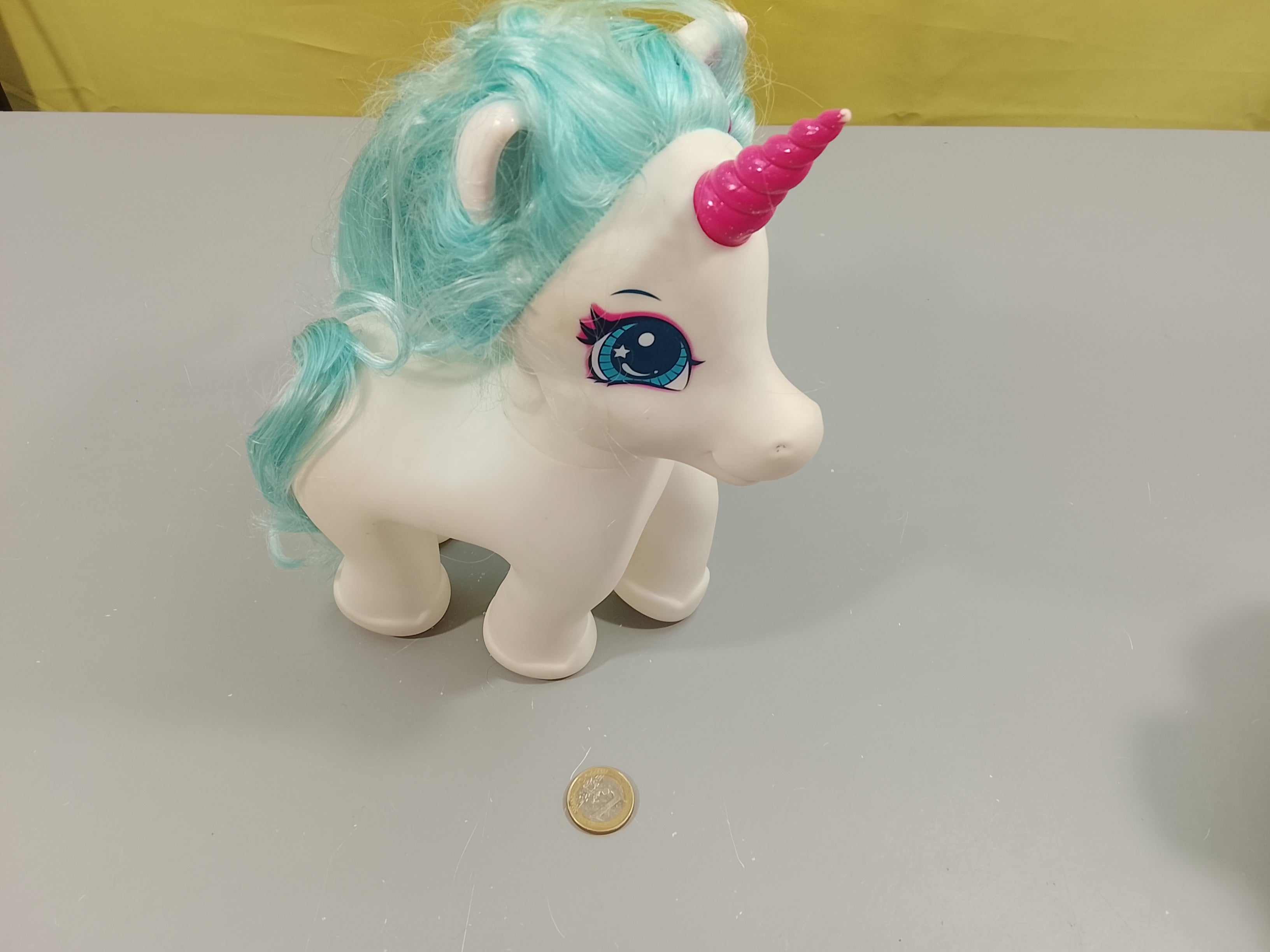 Licorne blanche corne rose, cheveus bleus