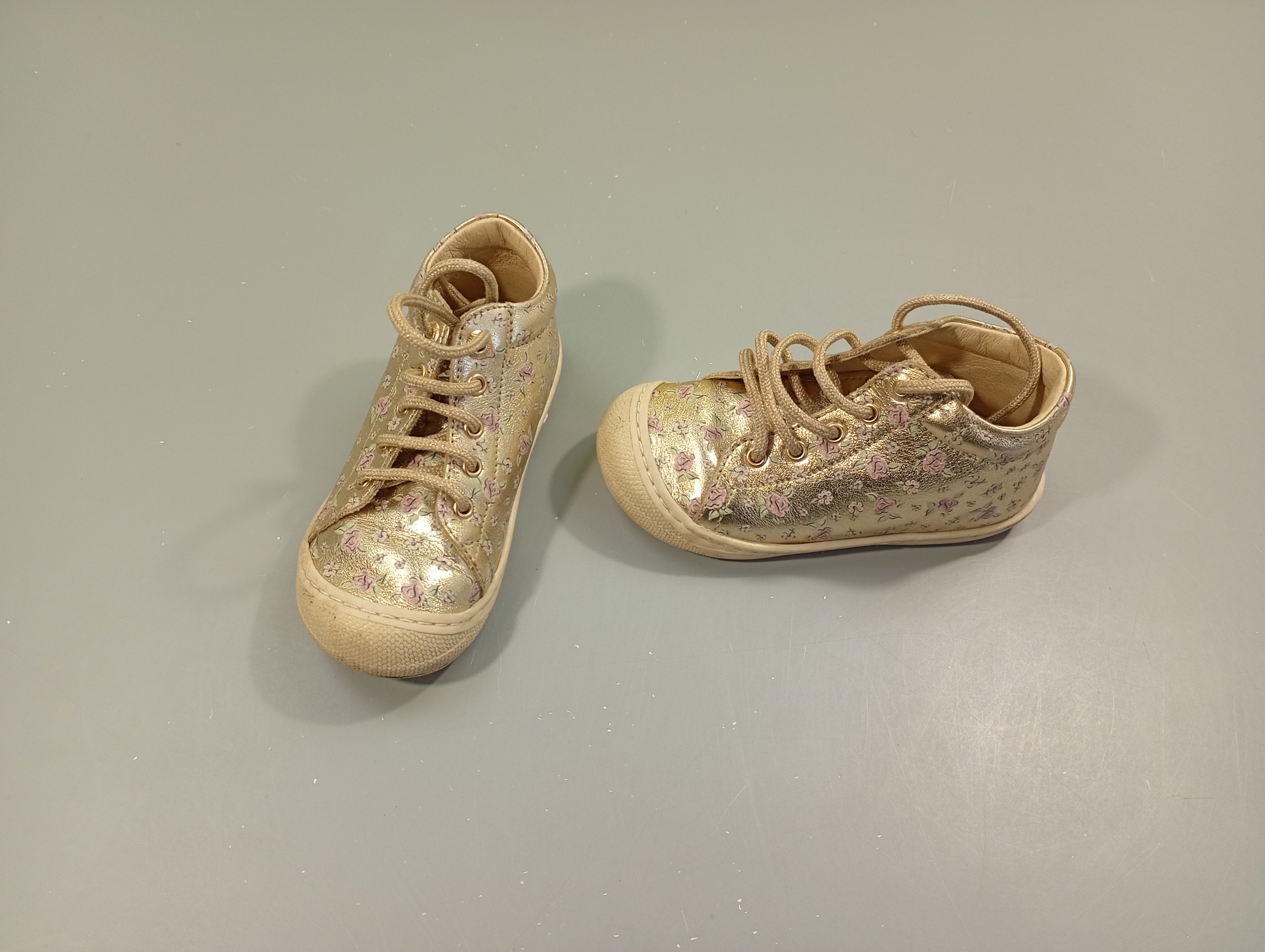 Chaussures dorées à fleurs roses 