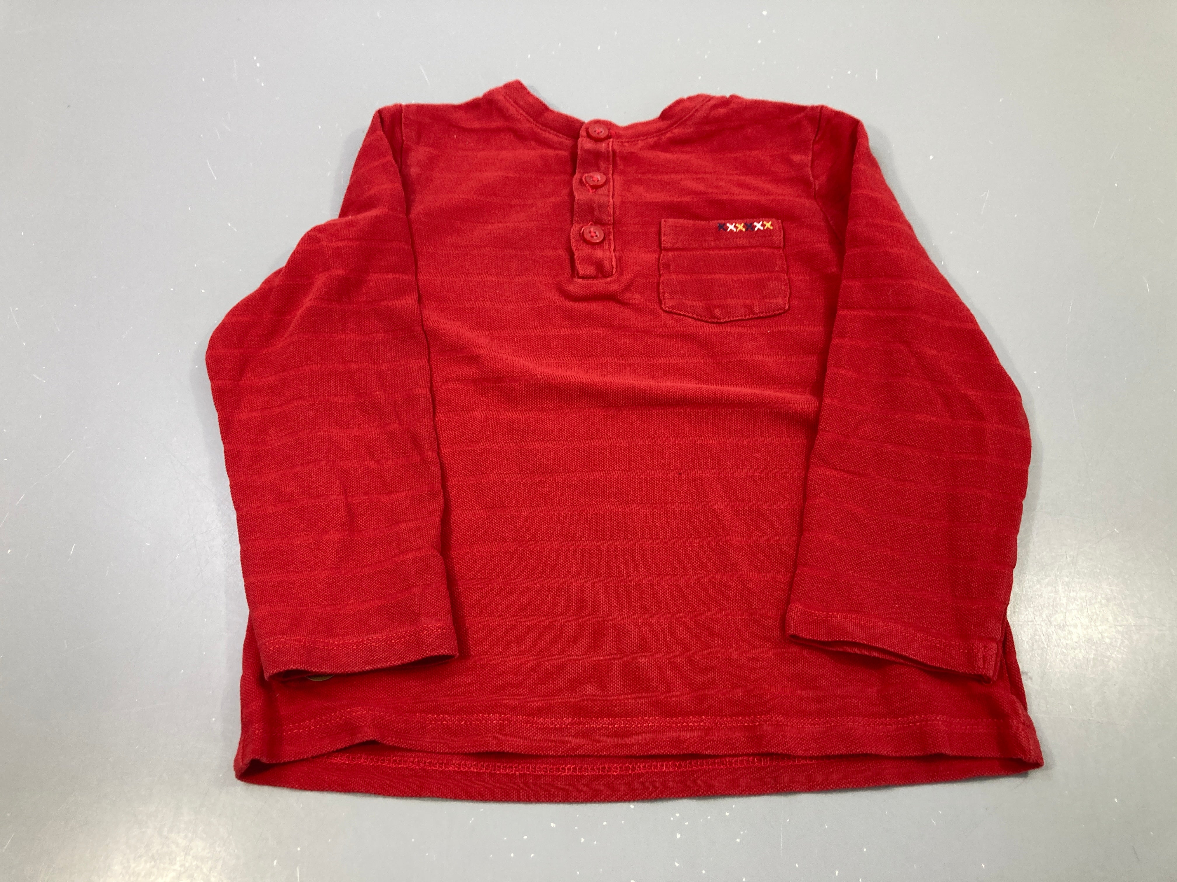 T-shirt m.l col boutonné rouge brique, poche brodée