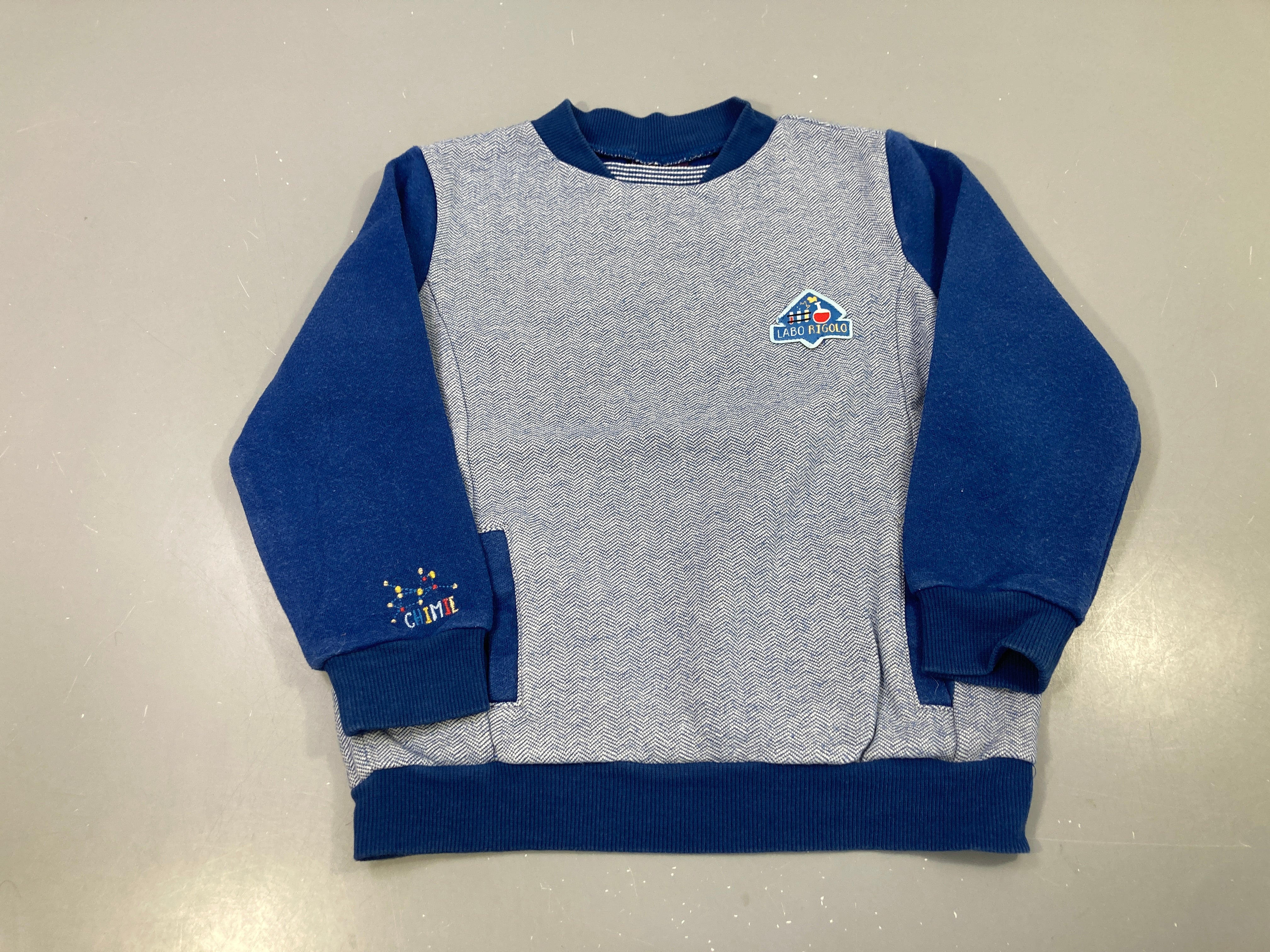 Sweat bicolore bleu marine et gris chiné, patch Labo Rigolo Manches légèrement boulochées