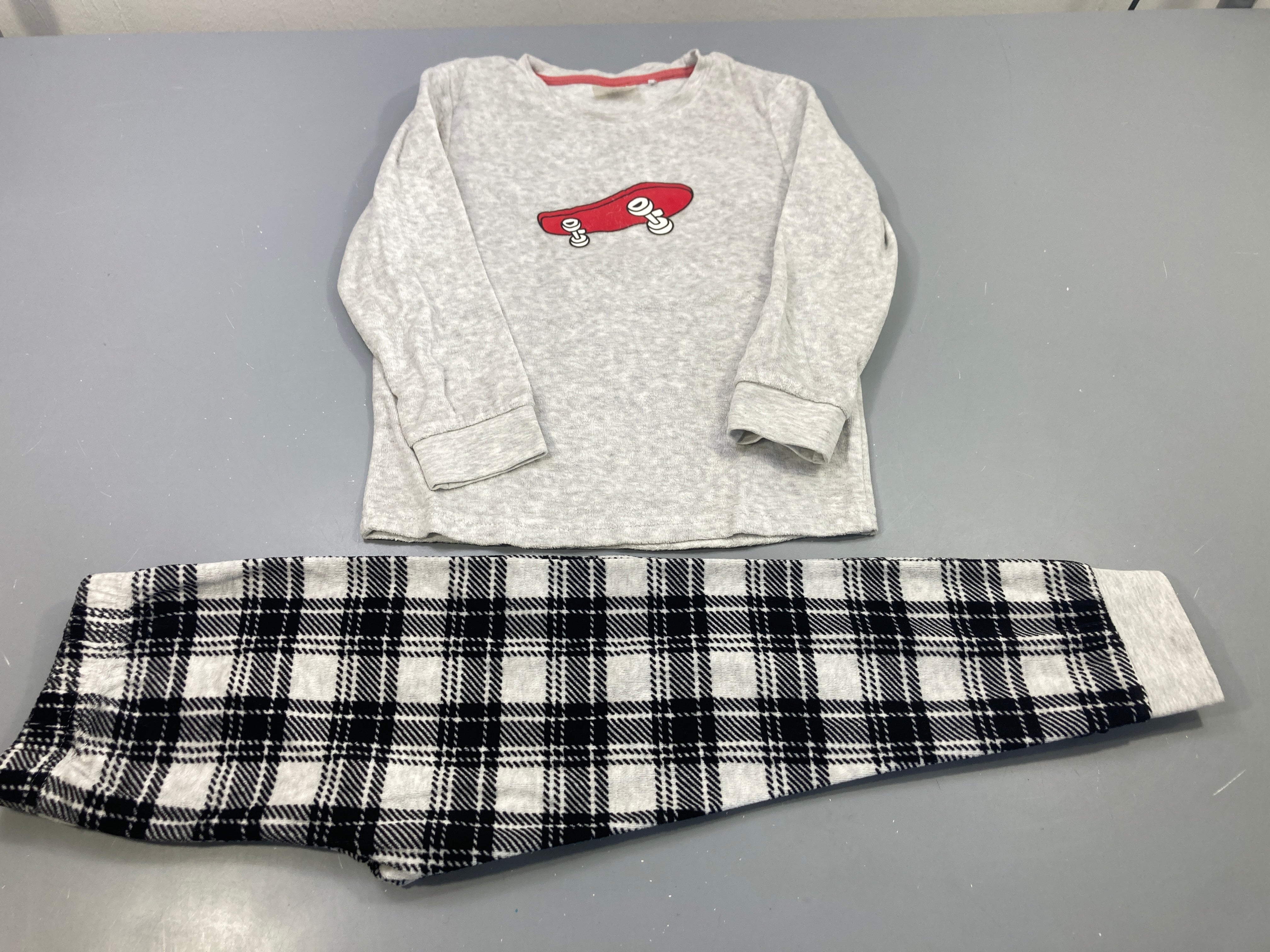 Pyjama 2pcs gris chiné skateboard rouge, bas carreaux noir blanc