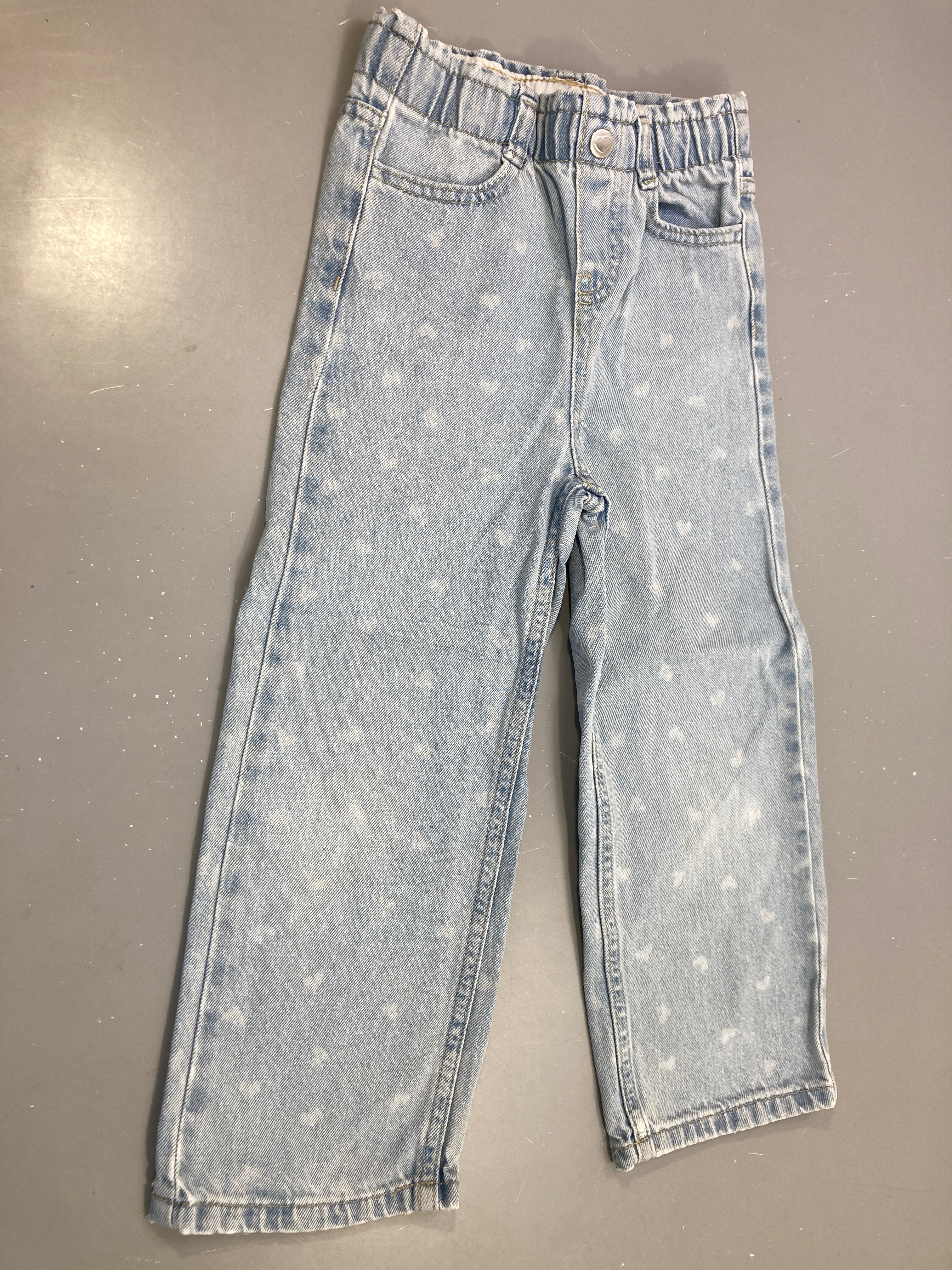 Pantalon jean bleu clair imprimé coeurs