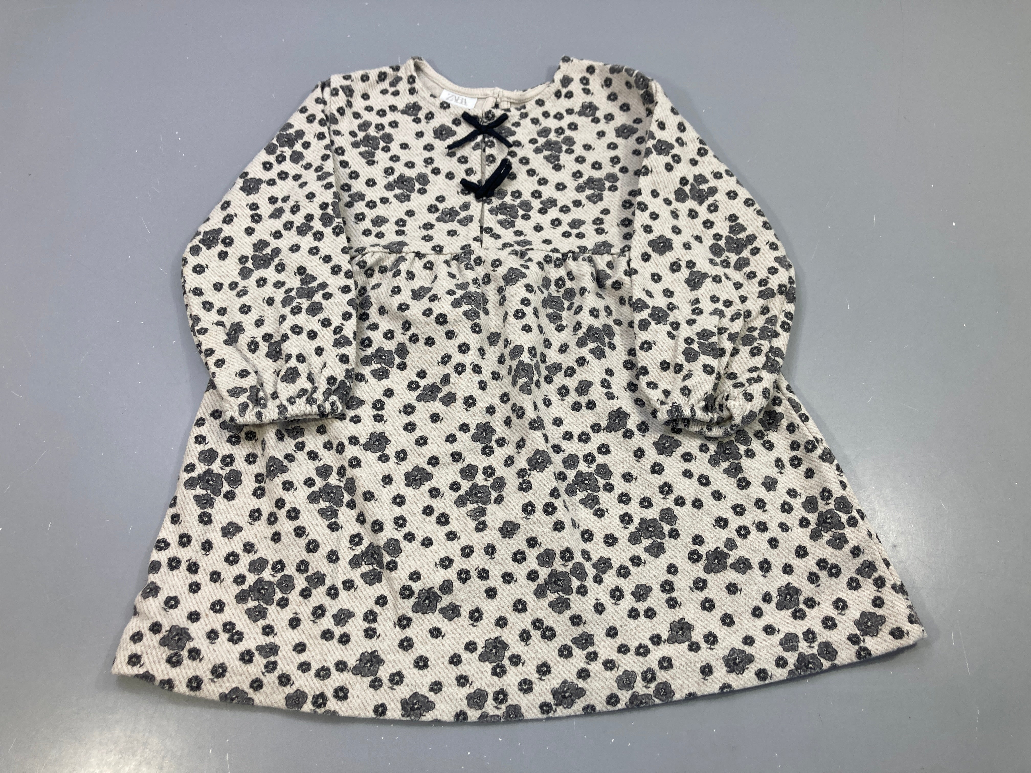 Robe m.l beige fleurs noires nouée
