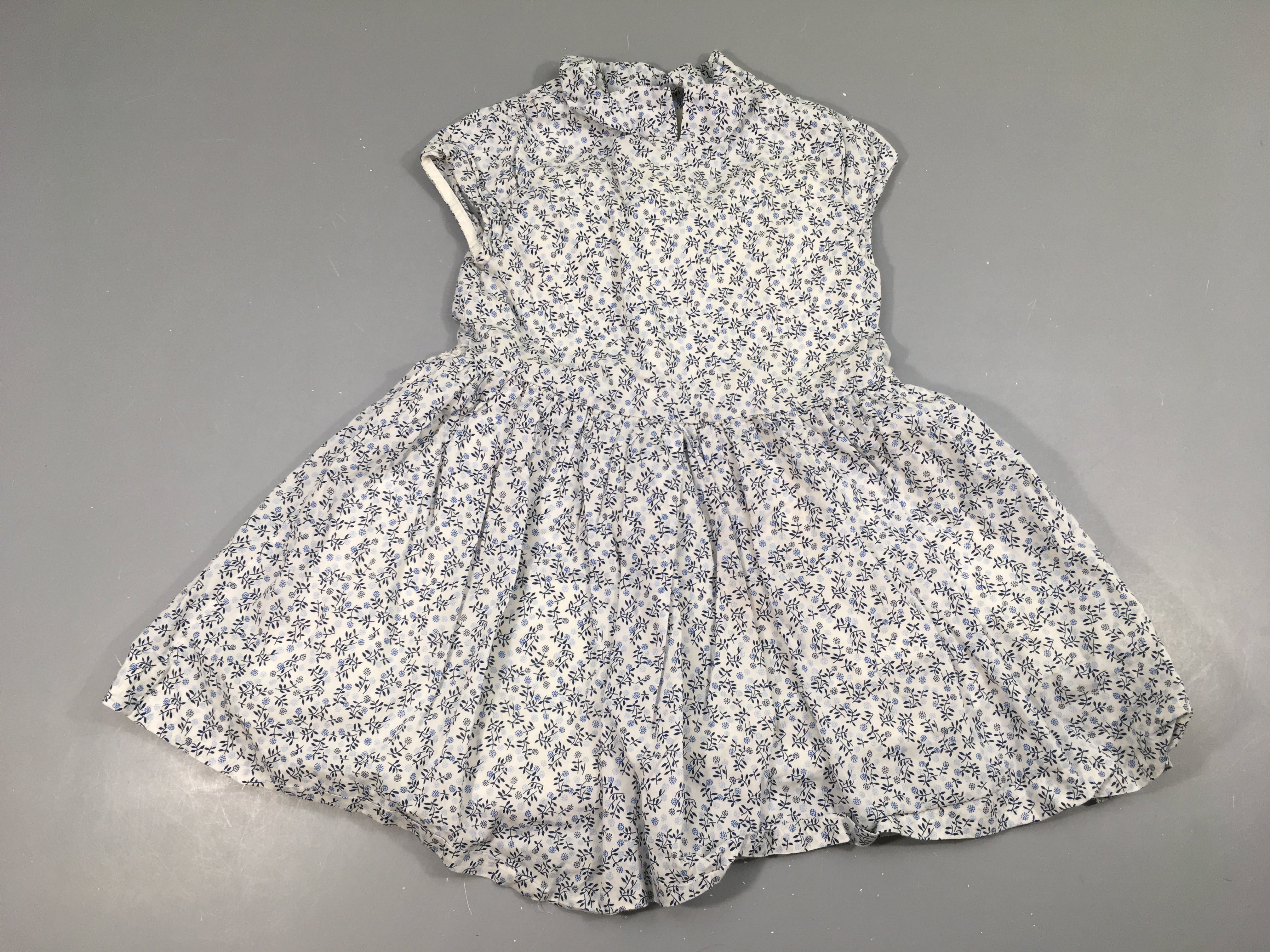 Robe m.c coton blanc fleurs bleues Taille estimée
