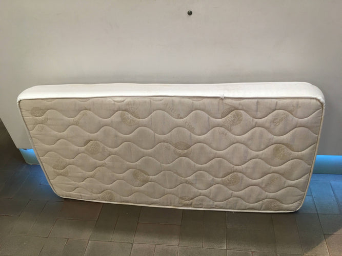 Matelas 60x120cm, auréolé, moins cher chez Petit Kiwi