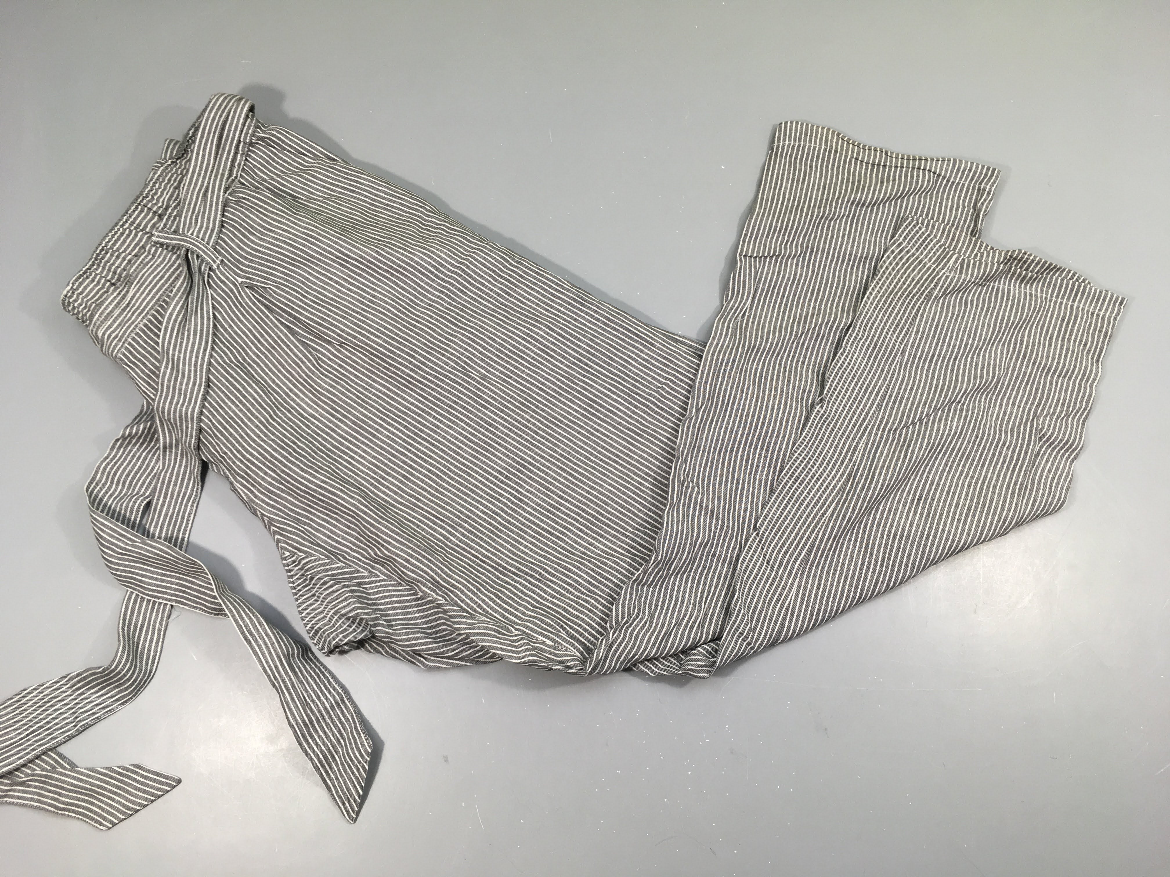 Pantalon coton gris rayé blanc