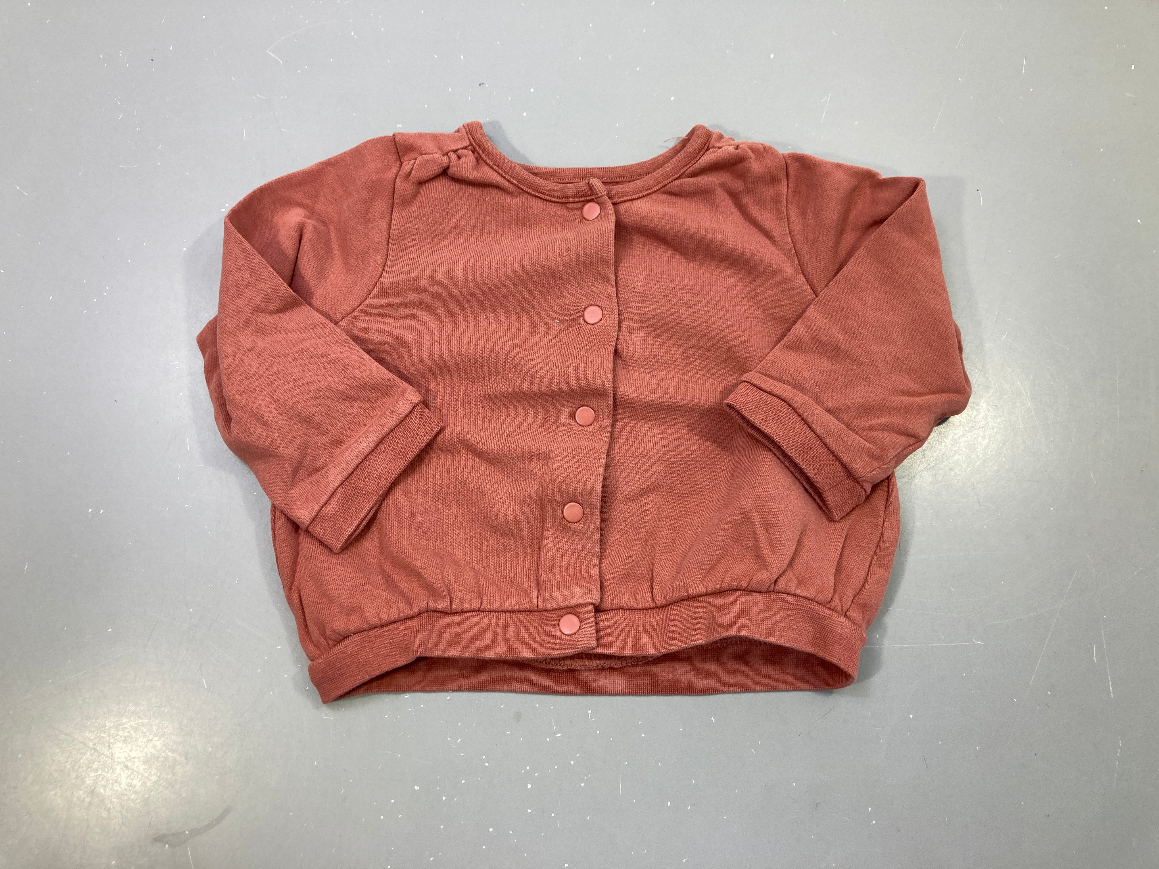 Gilet terracotta boutons, nœud épaule