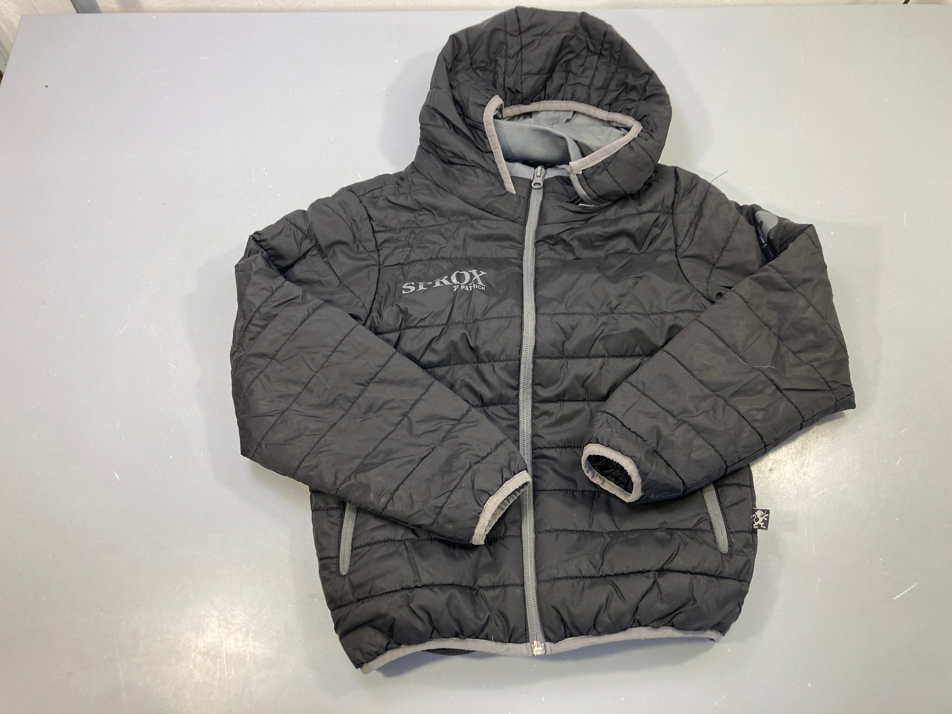 Doudoune noire à capuche, Sprox