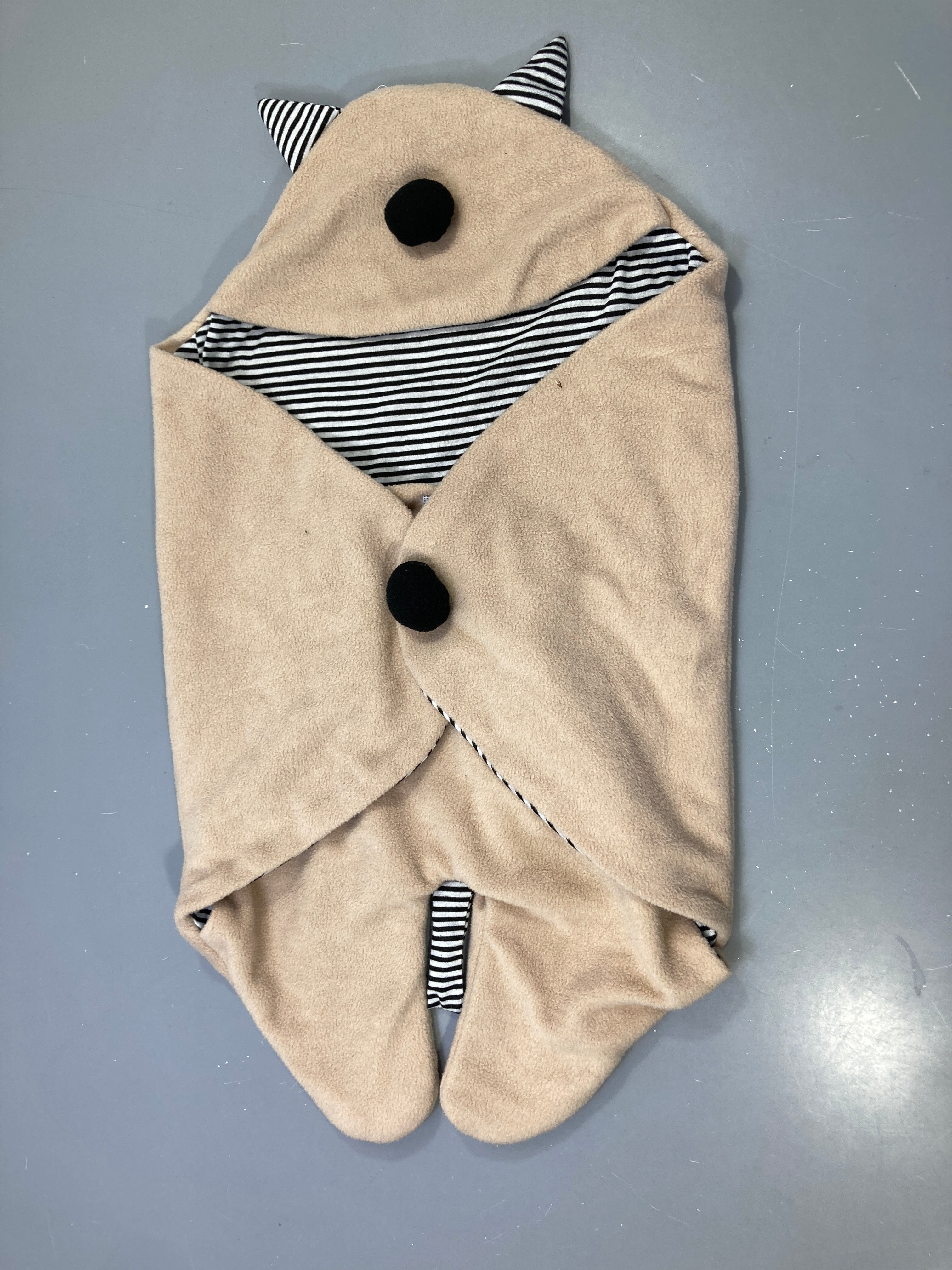 Cape polaire beige capuche animale oreilles rayées noir/blanc, pompon nez noir, doublure rayée marine