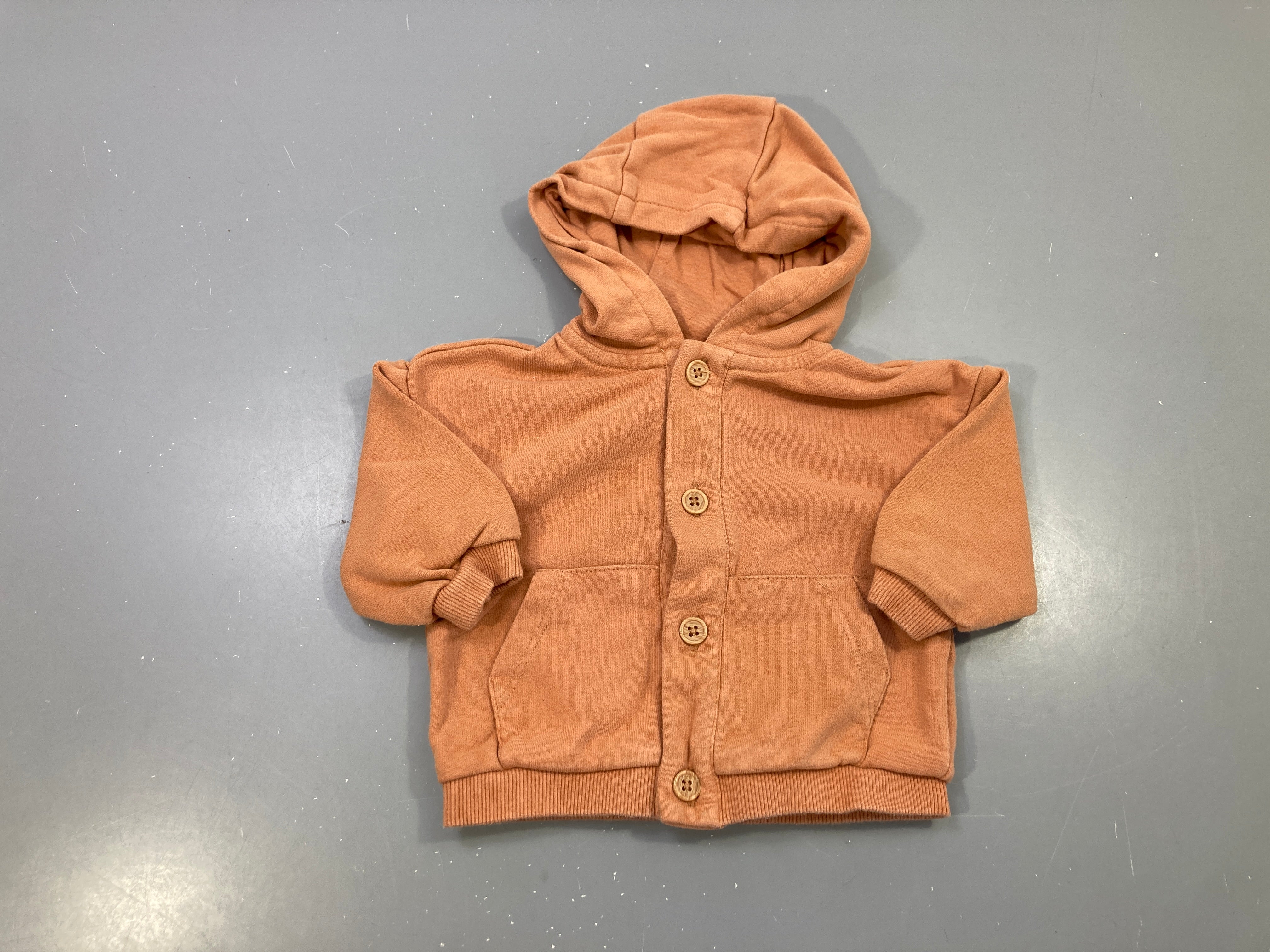 Sweat à boutons capuche orangé boutons