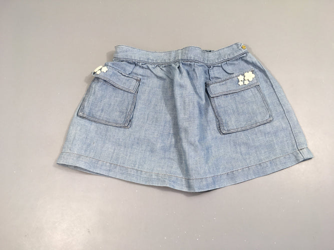 Jupe courte jean bleu clair, poches appliquées avec fleurs , taille élastique, moins cher chez Petit Kiwi