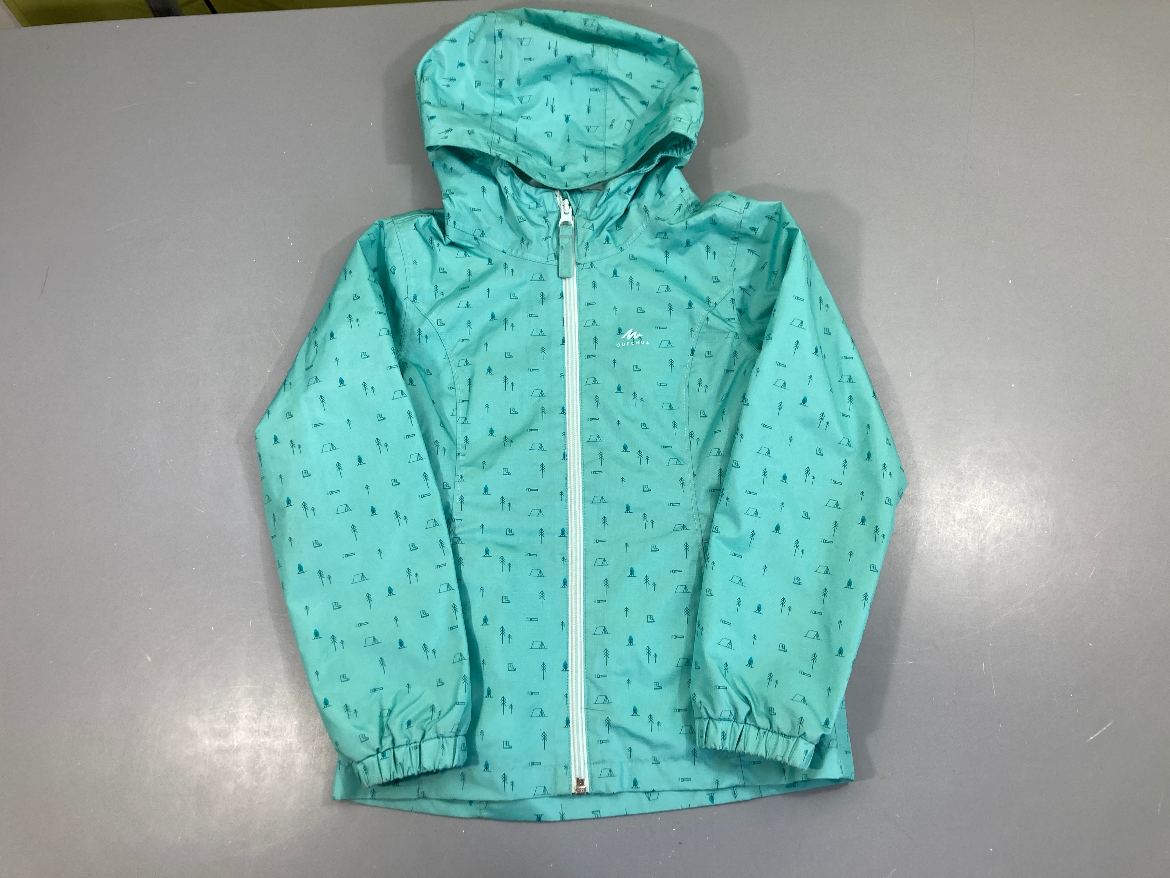 Veste déperlante zippée bleu clair motifs camping à capuche
